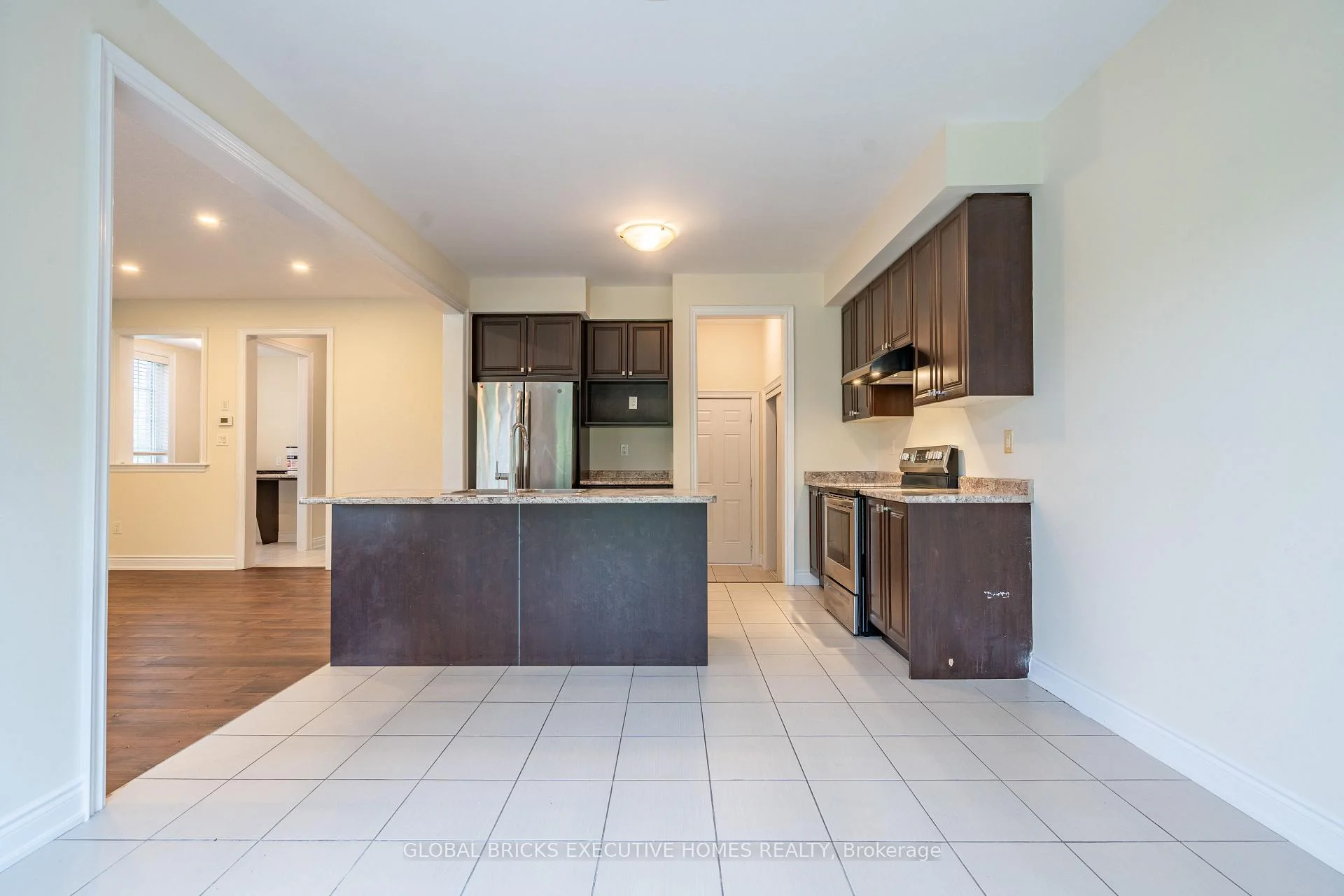 Photo 18 of 7873 Hackberry Trail, Niagara Falls, Brown — HOMEH