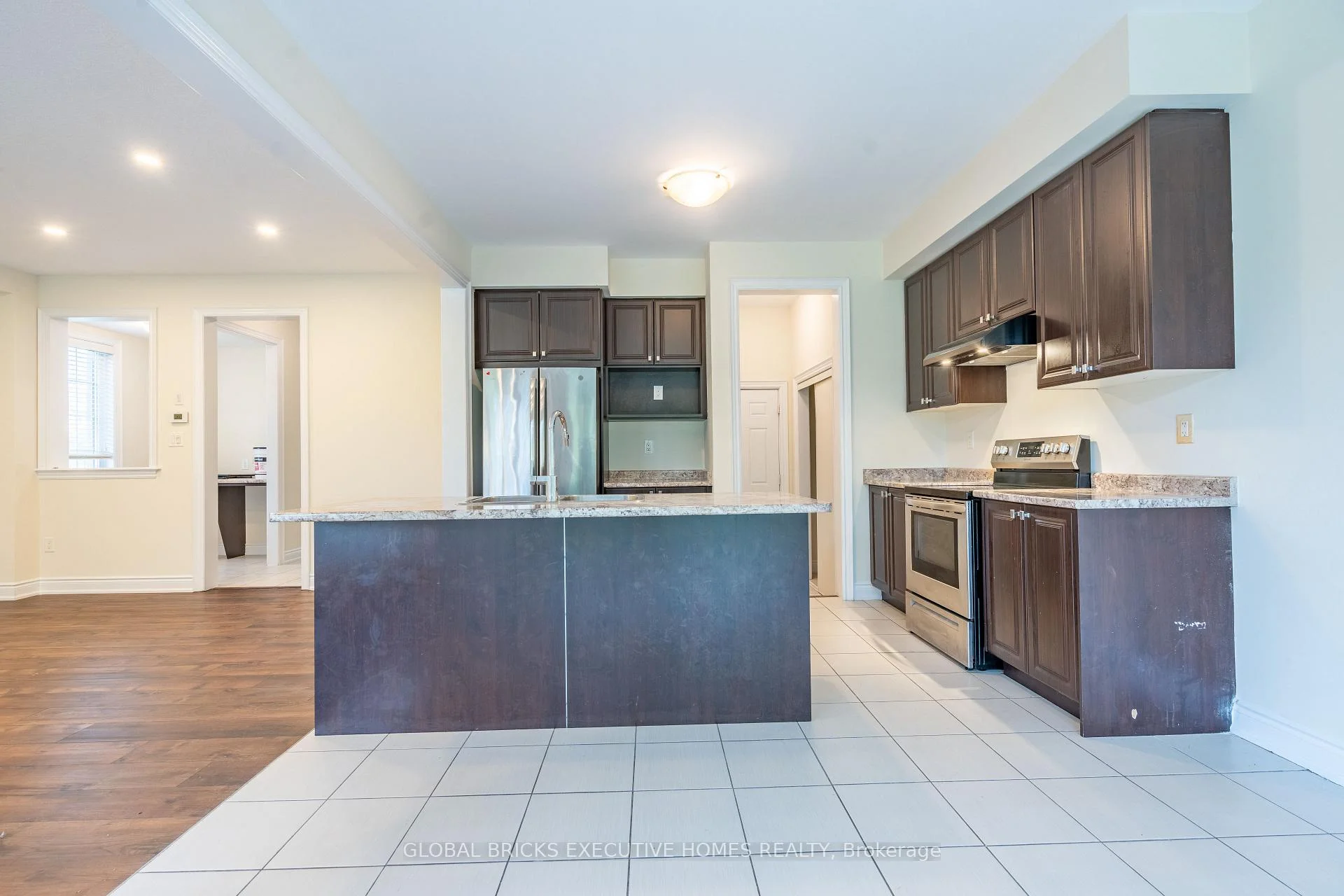 Photo 19 of 7873 Hackberry Trail, Niagara Falls, Brown — HOMEH