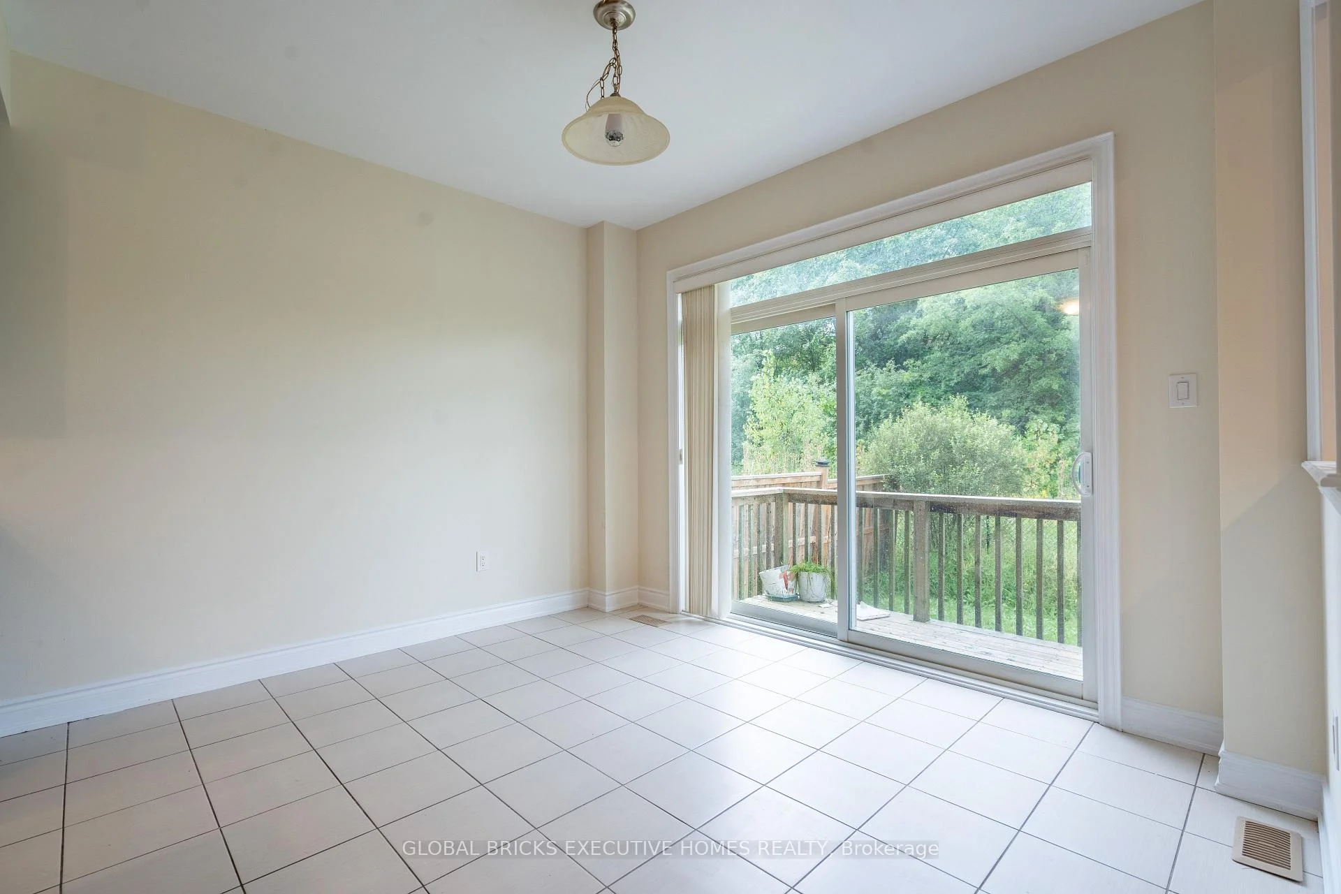 Photo 22 of 7873 Hackberry Trail, Niagara Falls, Brown — HOMEH
