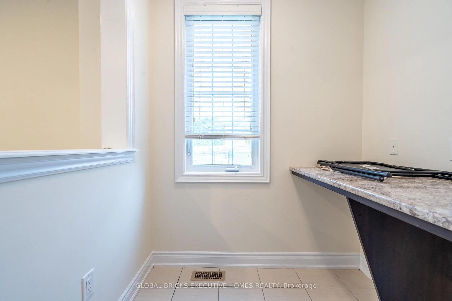 Photo 24 of 7873 Hackberry Trail, Niagara Falls, Brown — HOMEH
