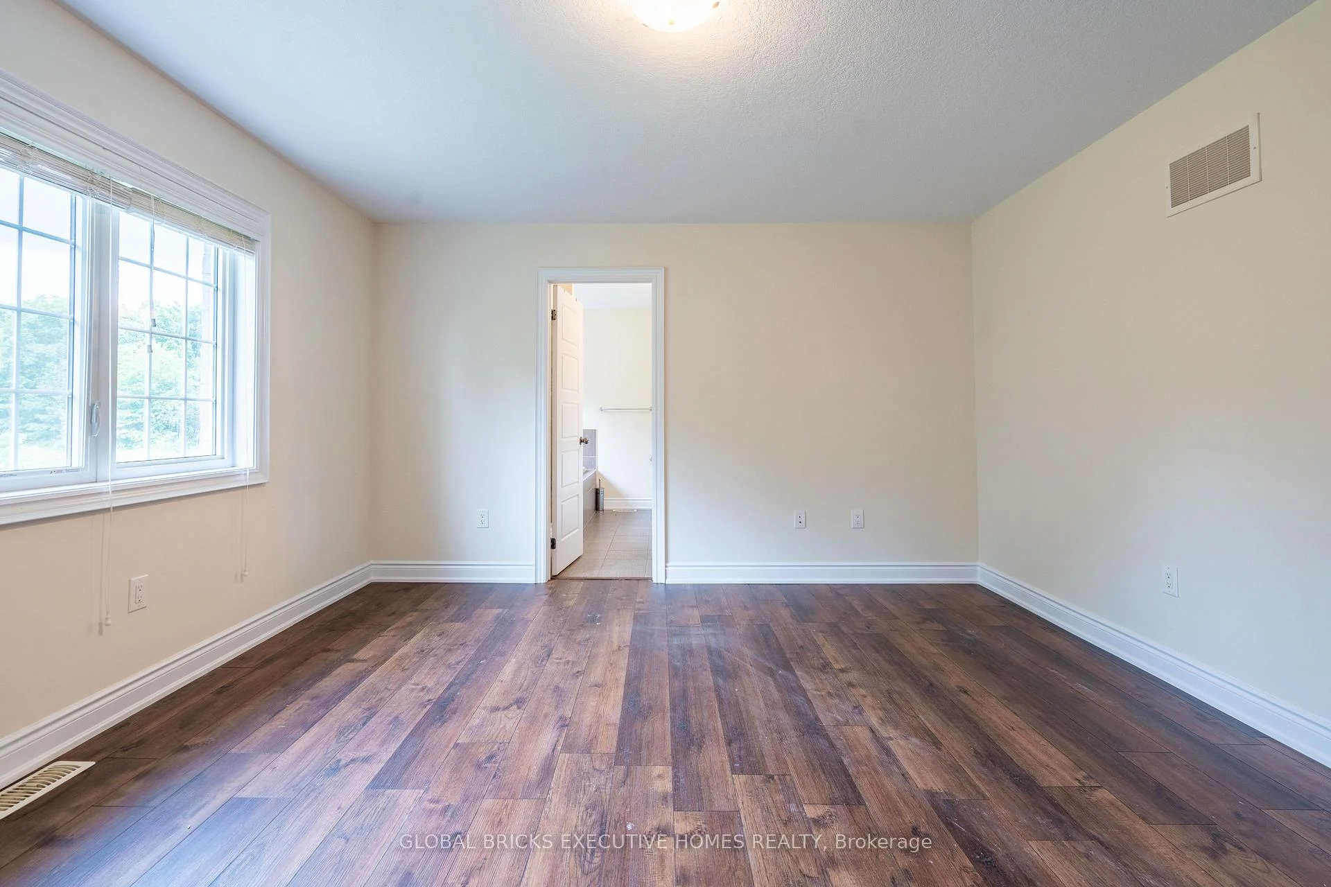 Photo 26 of 7873 Hackberry Trail, Niagara Falls, Brown — HOMEH