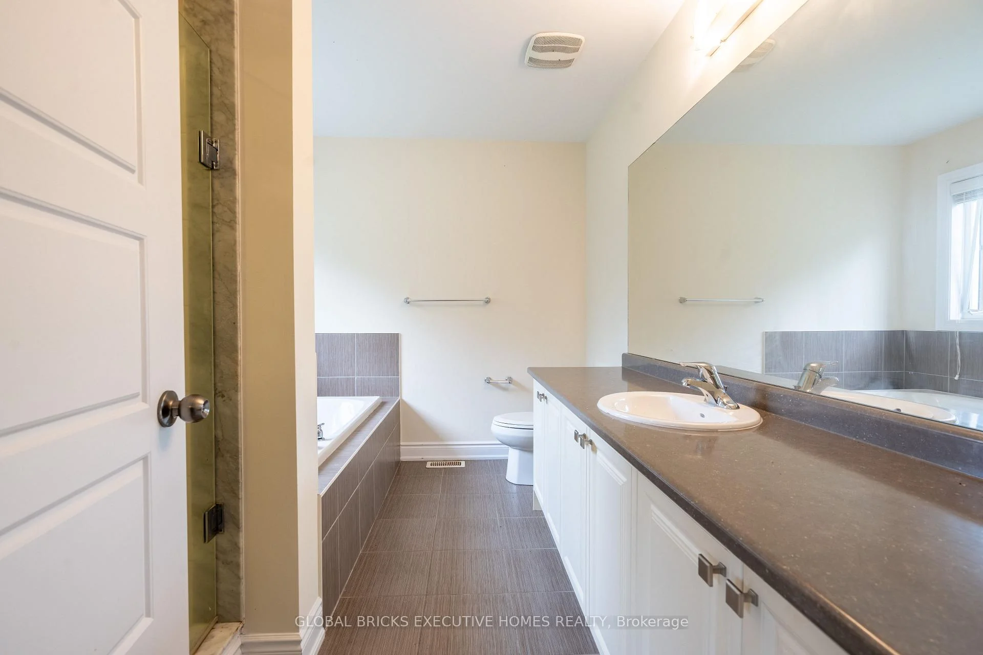 Photo 28 of 7873 Hackberry Trail, Niagara Falls, Brown — HOMEH