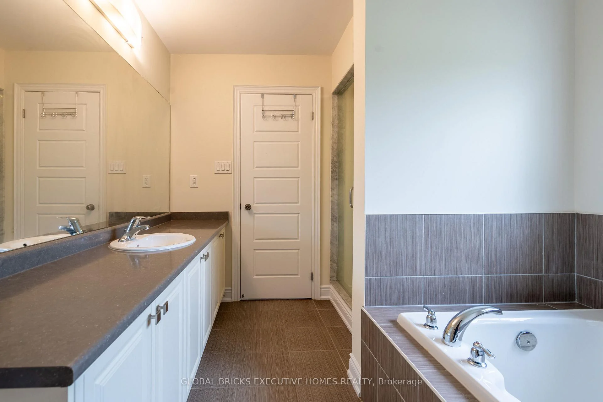 Photo 29 of 7873 Hackberry Trail, Niagara Falls, Brown — HOMEH