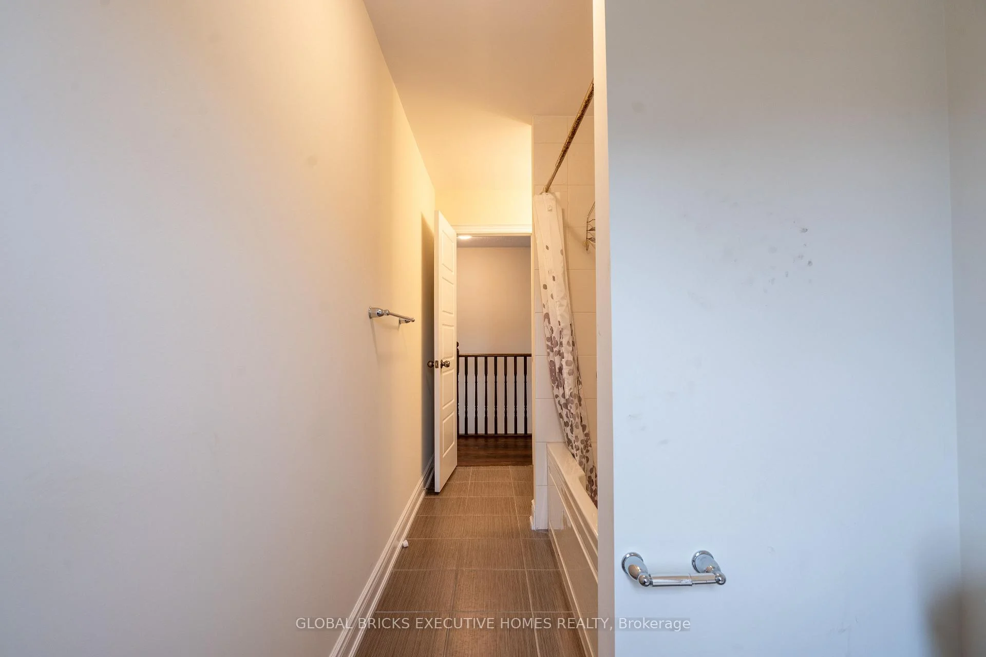 Photo 38 of 7873 Hackberry Trail, Niagara Falls, Brown — HOMEH