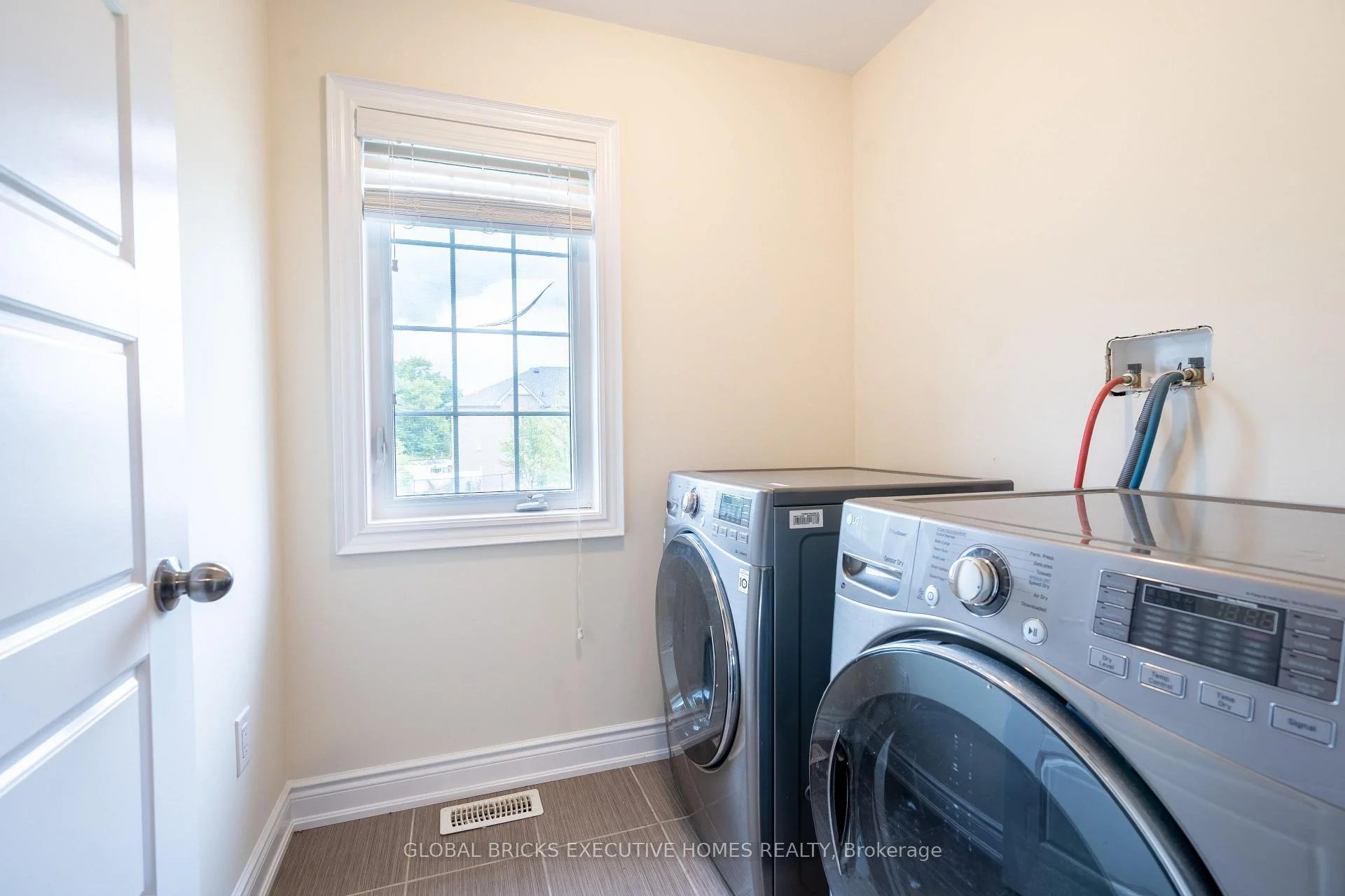 Photo 41 of 7873 Hackberry Trail, Niagara Falls, Brown — HOMEH