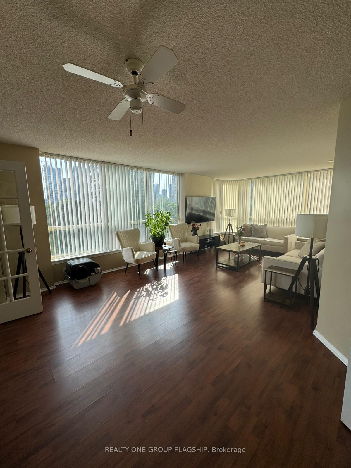 Photo 7 of Unit 604, 55 Elm Drive, Mississauga, City Centre — HOMEH
