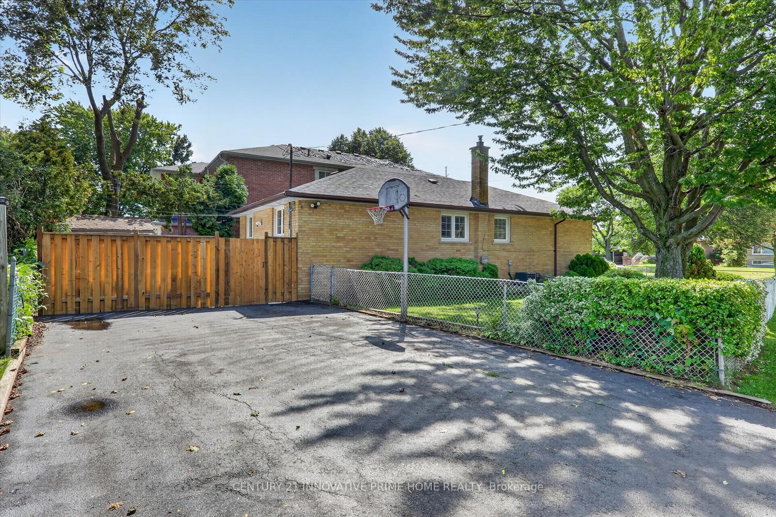 Photo 2 of 722 Brimorton Drive, Scarborough, Woburn — HOMEH