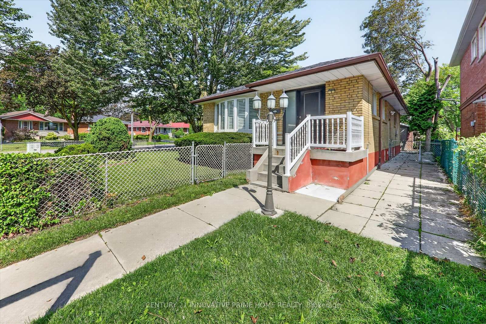 Photo 3 of 722 Brimorton Drive, Scarborough, Woburn — HOMEH