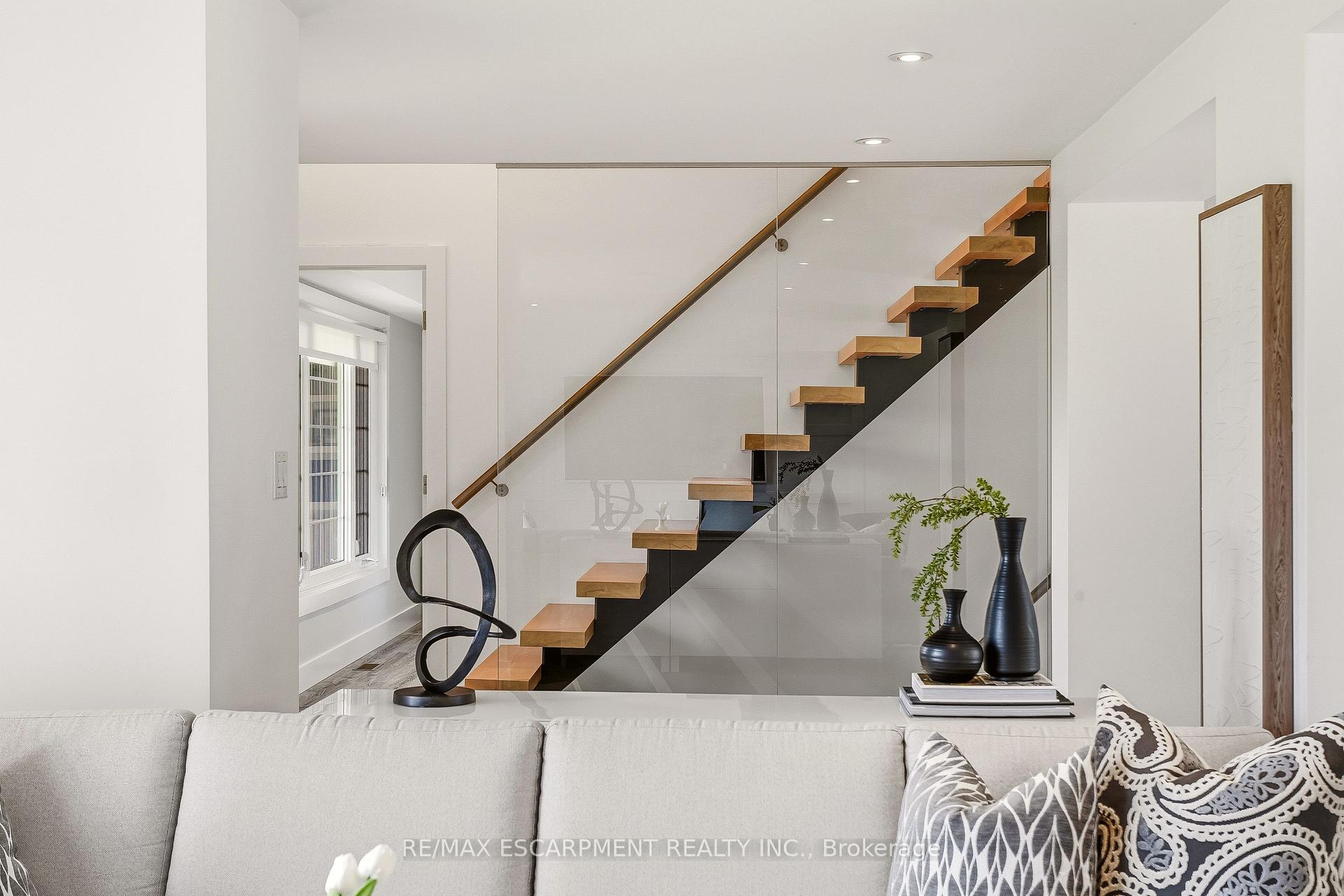Photo 8 of 26 Weneil Drive, Hamilton, Freelton — HOMEH