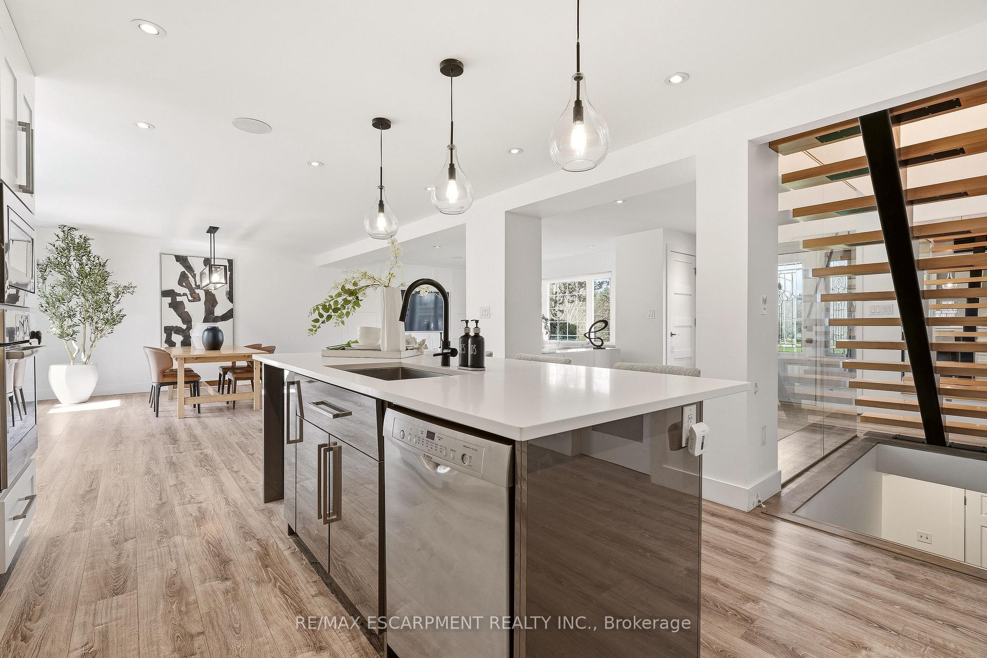 Photo 11 of 26 Weneil Drive, Hamilton, Freelton — HOMEH