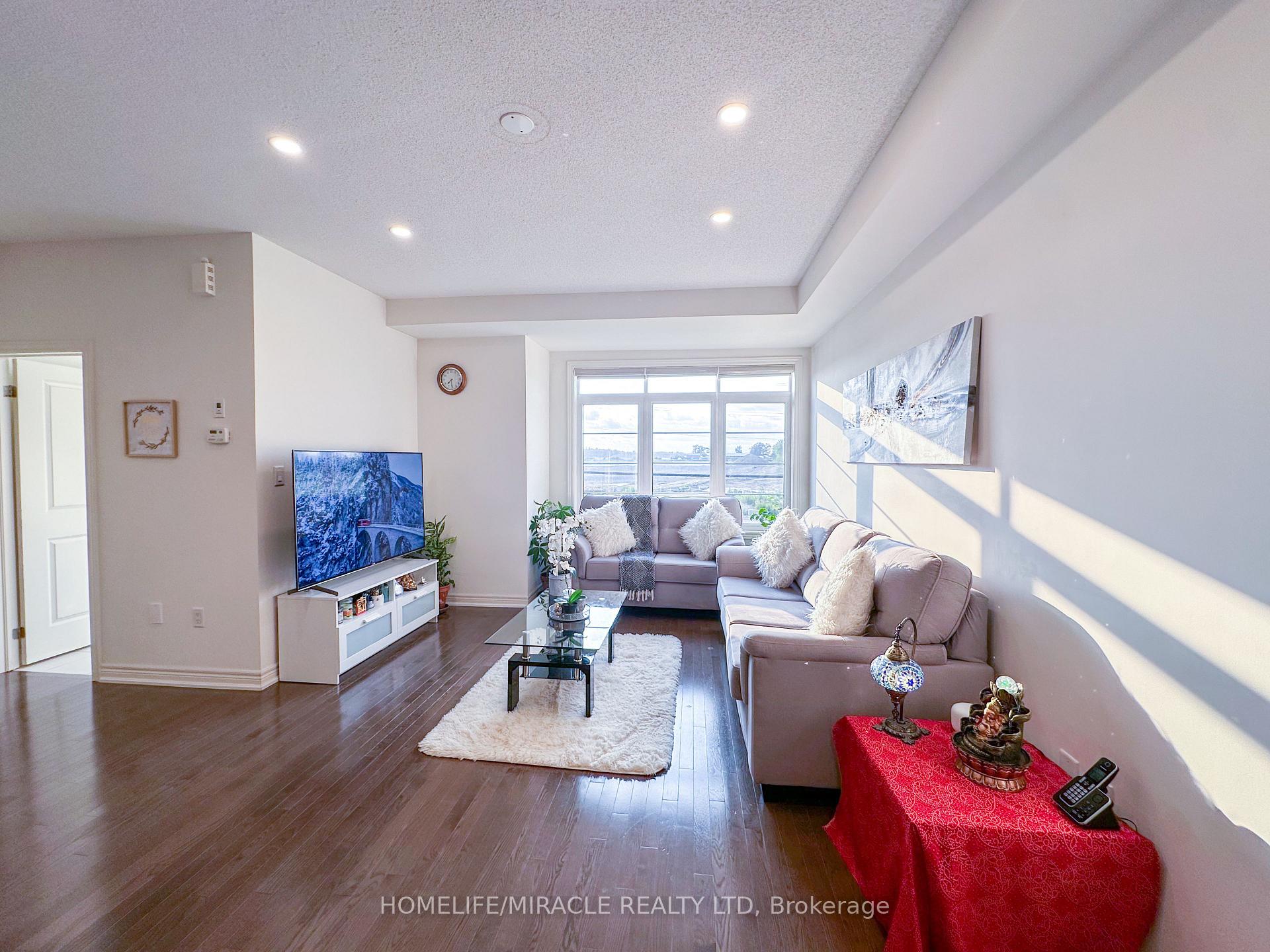 Photo 3 of 58 Fruitvale Circle, Brampton, Brampton West — HOMEH