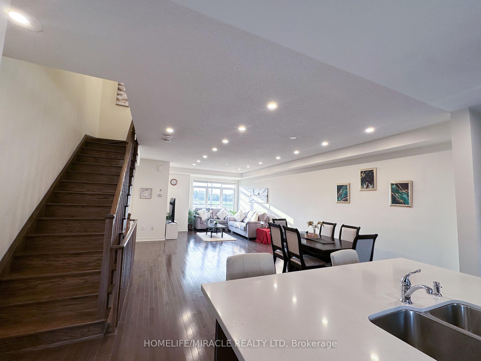 Photo 4 of 58 Fruitvale Circle, Brampton, Brampton West — HOMEH