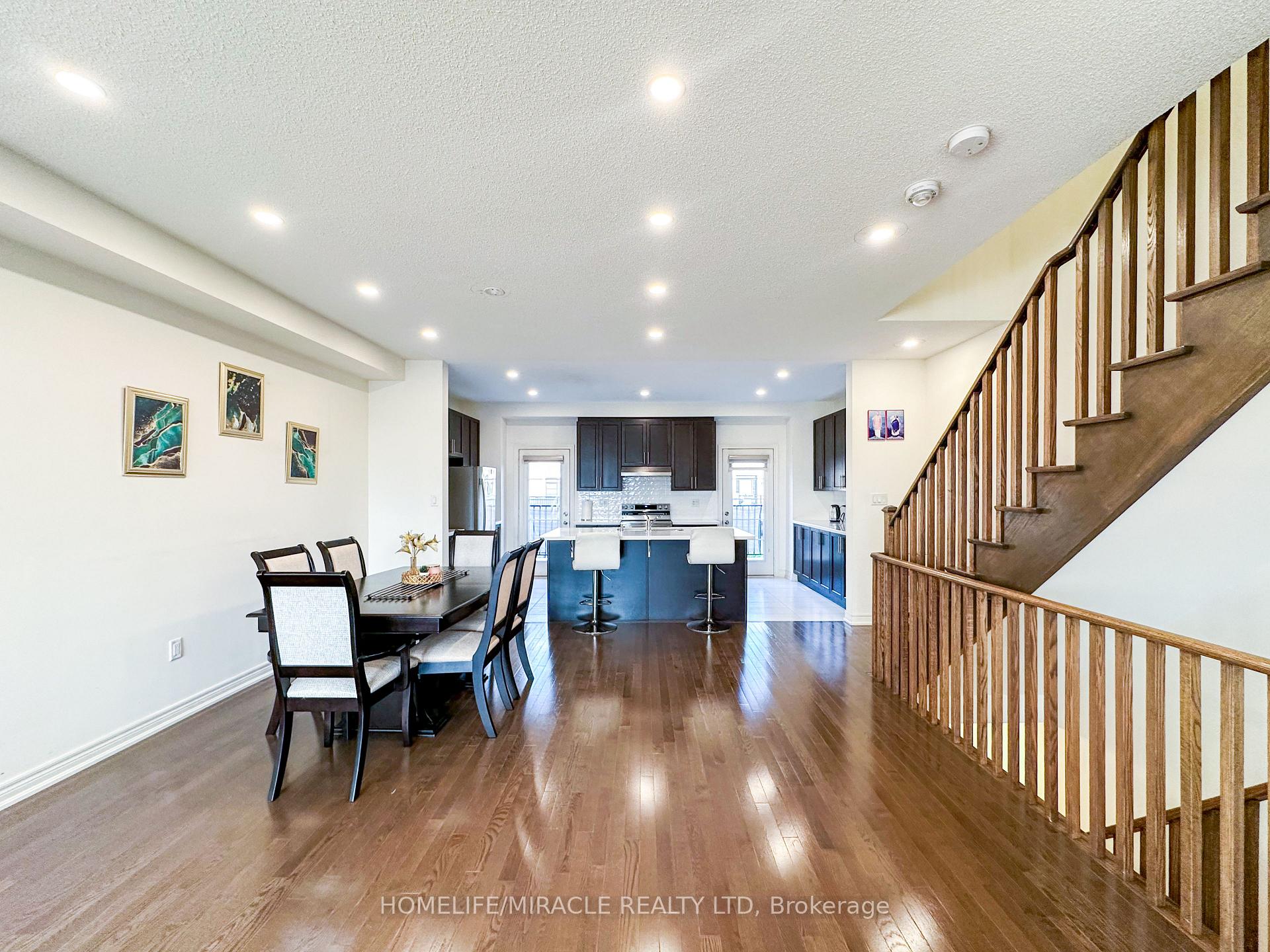 Photo 5 of 58 Fruitvale Circle, Brampton, Brampton West — HOMEH