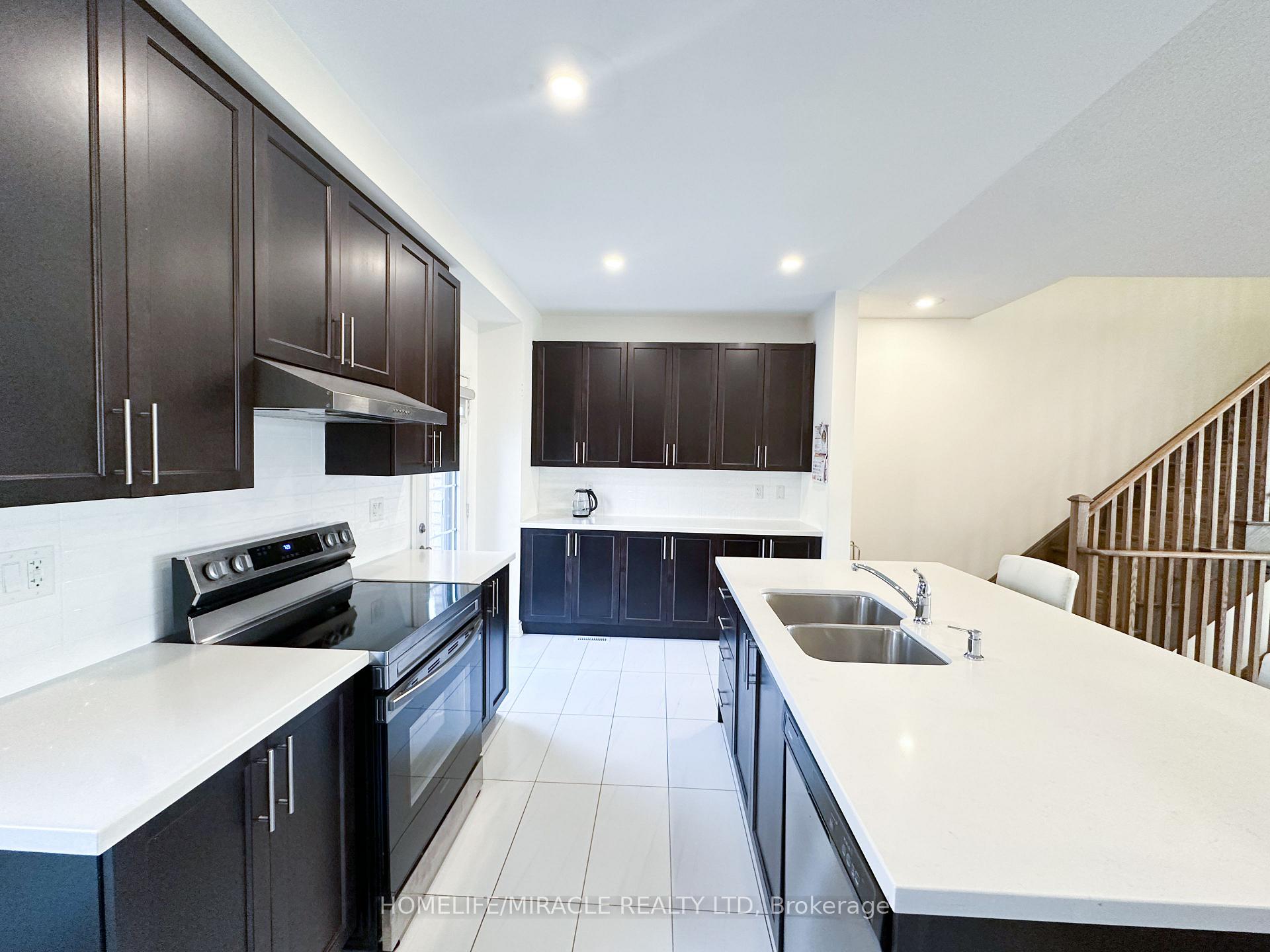 Photo 10 of 58 Fruitvale Circle, Brampton, Brampton West — HOMEH