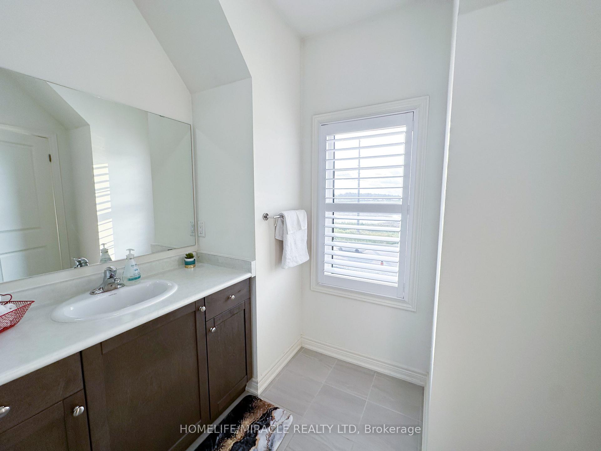 Photo 15 of 58 Fruitvale Circle, Brampton, Brampton West — HOMEH