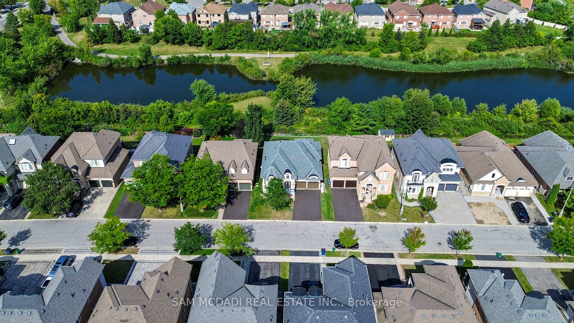 Photo 2 of 15 Eaglesprings Crescent, Brampton, Bram East — HOMEH