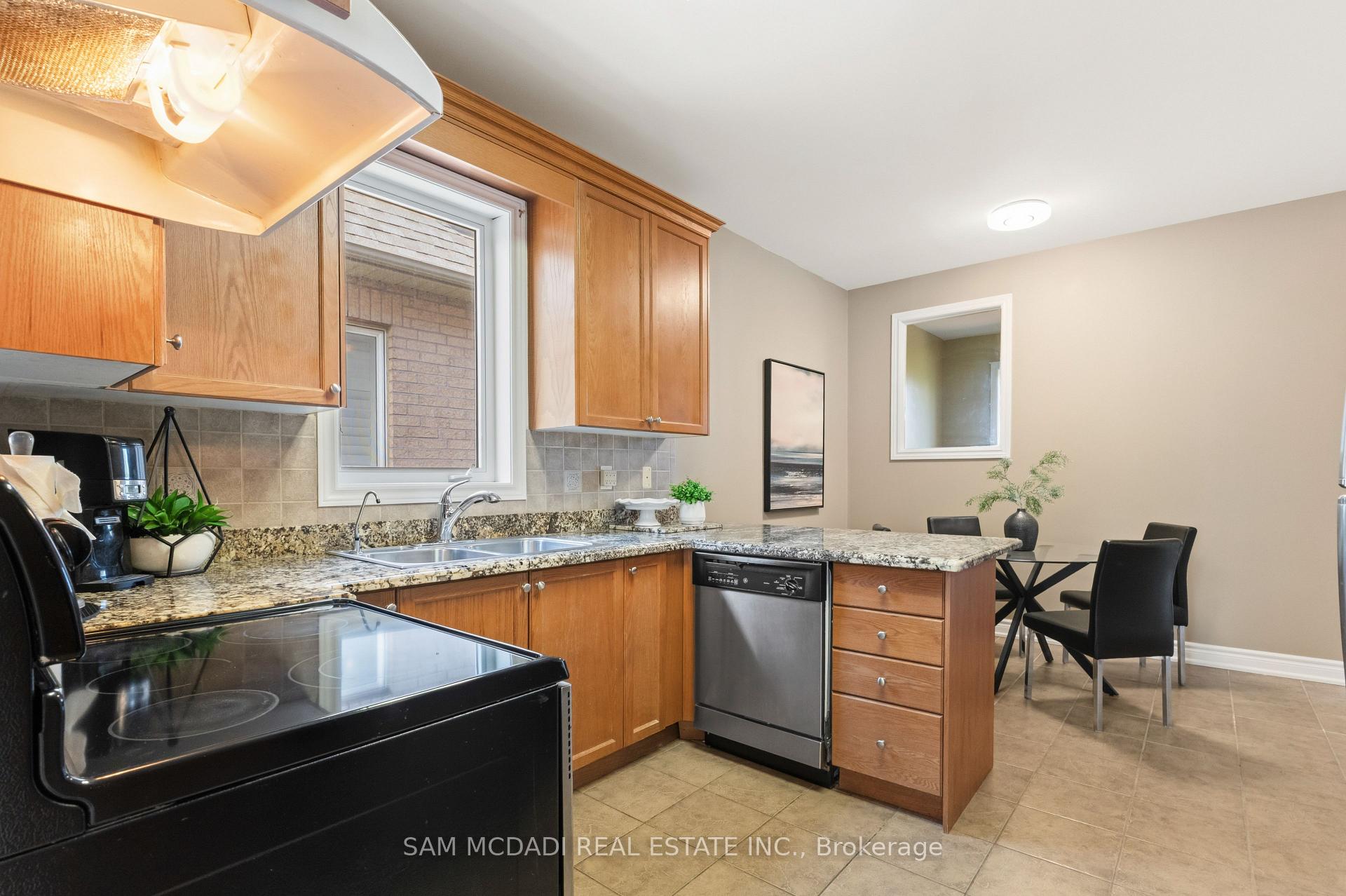 Photo 12 of 15 Eaglesprings Crescent, Brampton, Bram East — HOMEH
