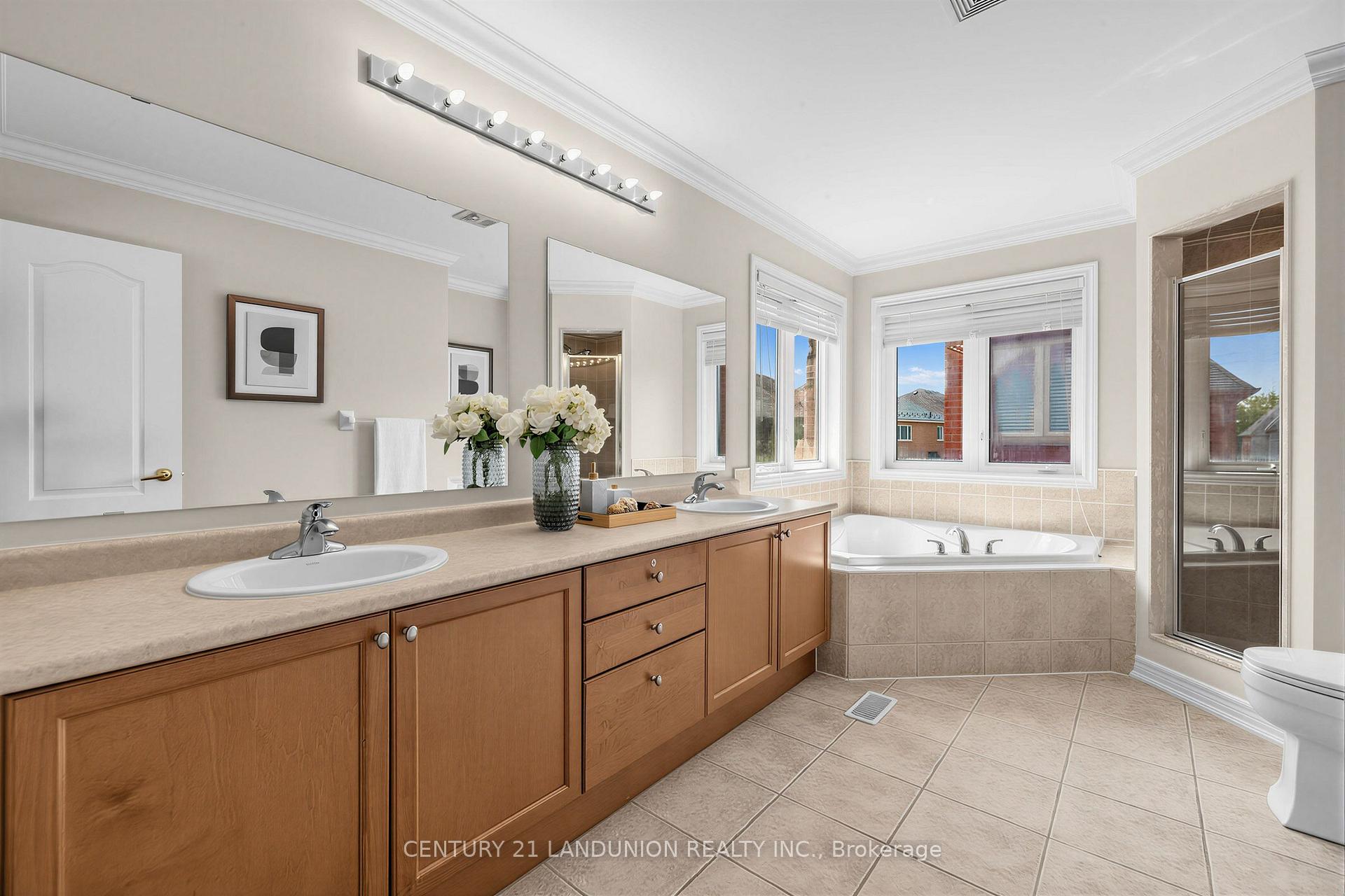 Photo 11 of 21 Hendel Drive, Vaughan, Patterson — HOMEH