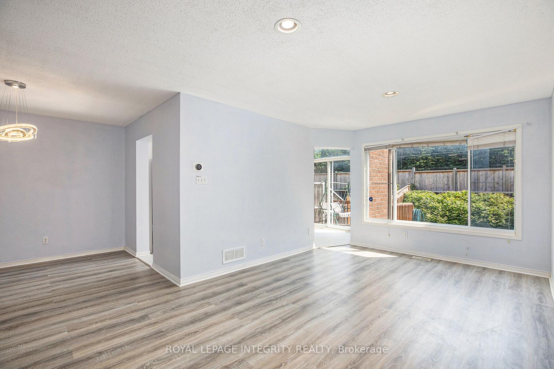 Photo 5 of 67 Landover Crescent, Ottawa, Kanata - Emerald Meadows/Trailwest — HOMEH