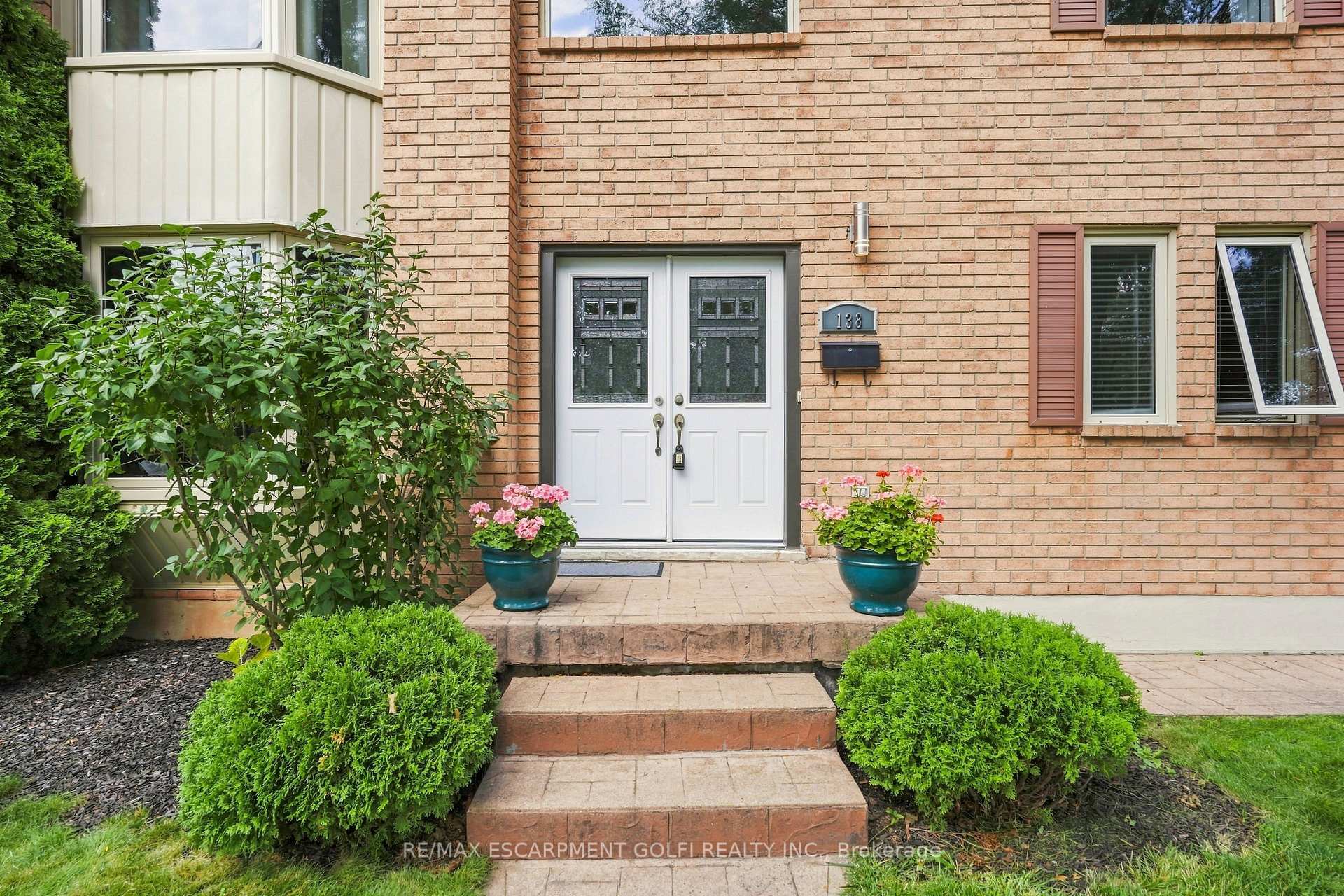 Photo 3 of 138 Livingston Avenue, Grimsby, Grimsby West — HOMEH