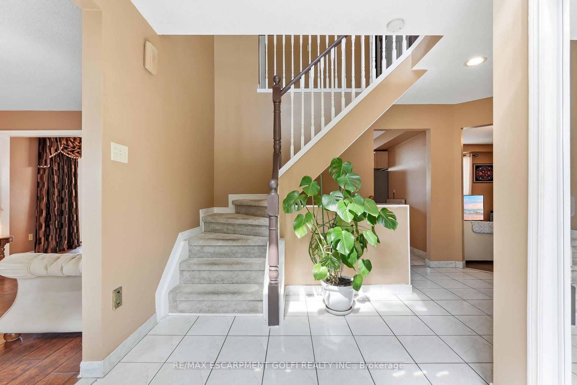 Photo 4 of 138 Livingston Avenue, Grimsby, Grimsby West — HOMEH