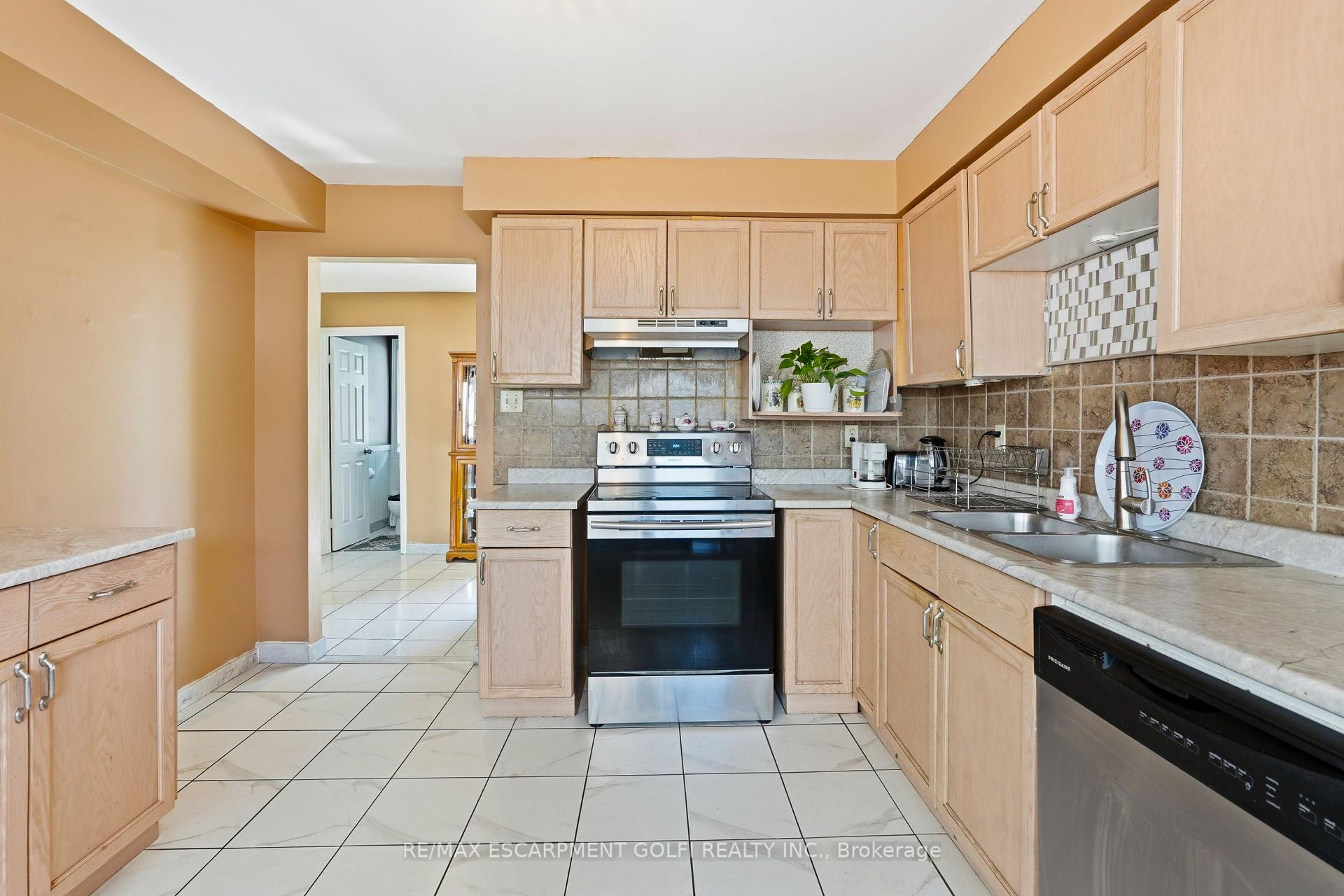 Photo 10 of 138 Livingston Avenue, Grimsby, Grimsby West — HOMEH