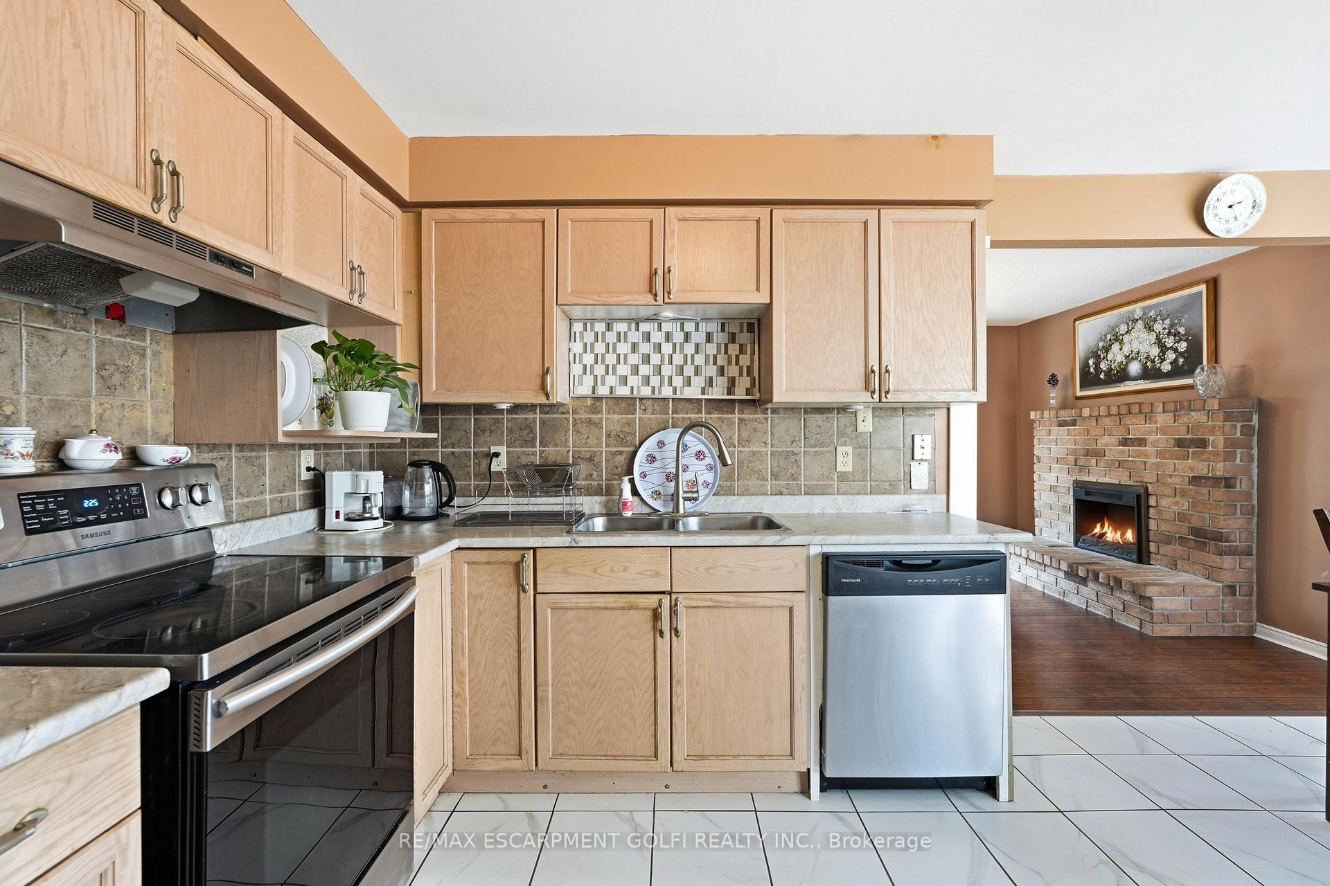 Photo 11 of 138 Livingston Avenue, Grimsby, Grimsby West — HOMEH
