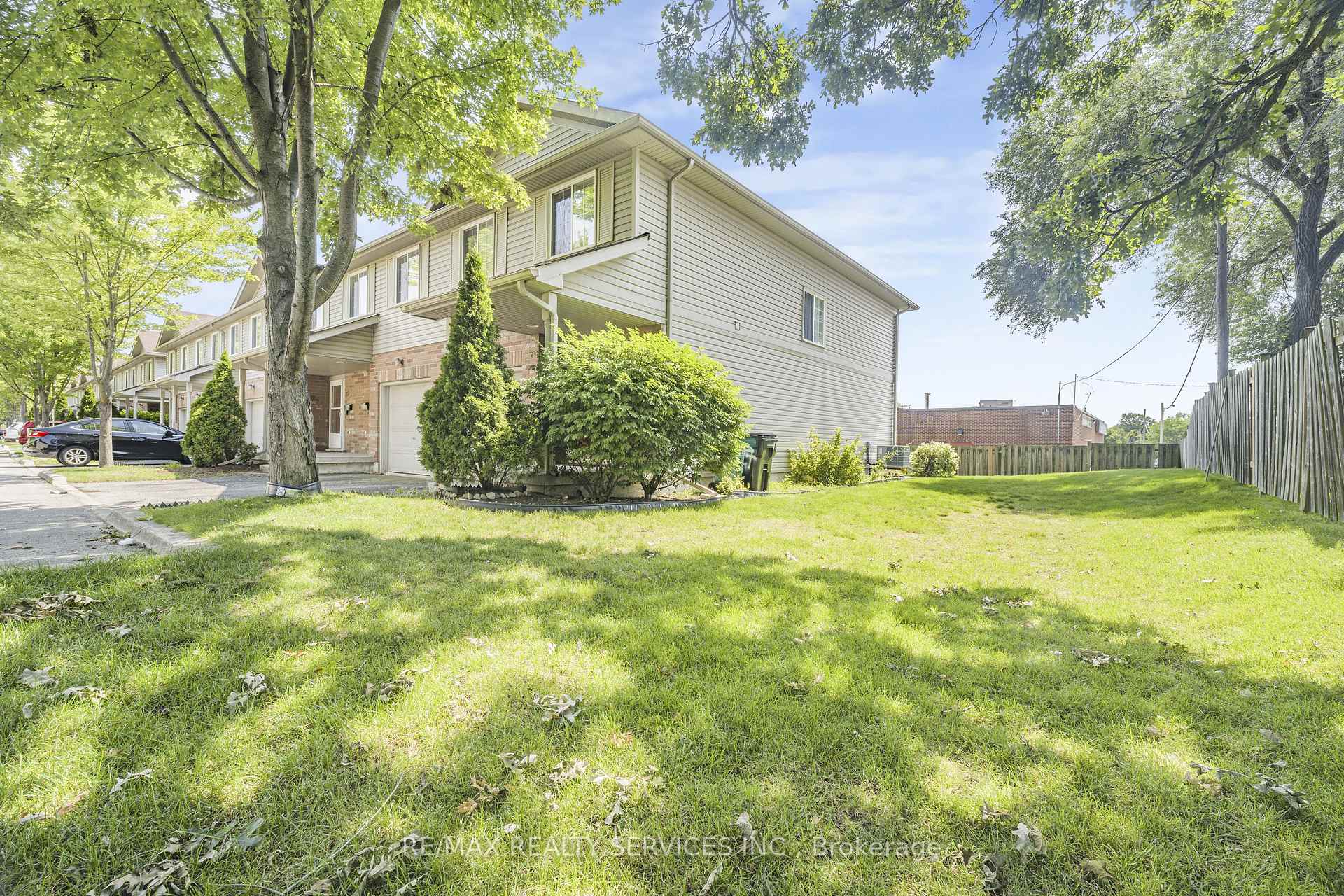 Photo 3 of Unit 17, 120 Dudhope Avenue, Cambridge, Christopher-Champlain — HOMEH