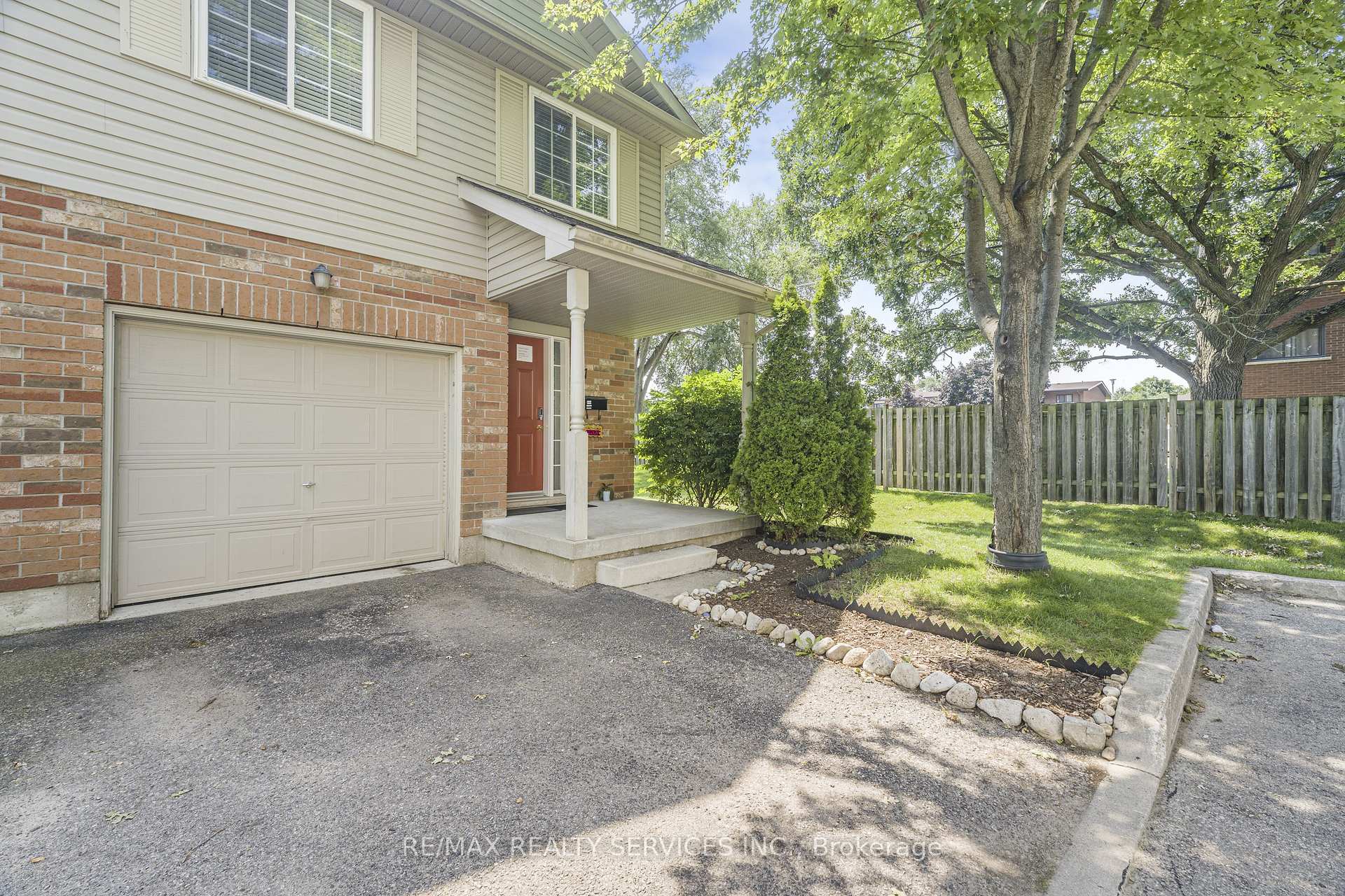 Photo 4 of Unit 17, 120 Dudhope Avenue, Cambridge, Christopher-Champlain — HOMEH