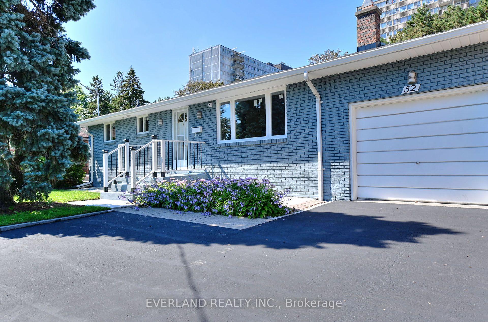 Front of 52 Fairglen Avenue