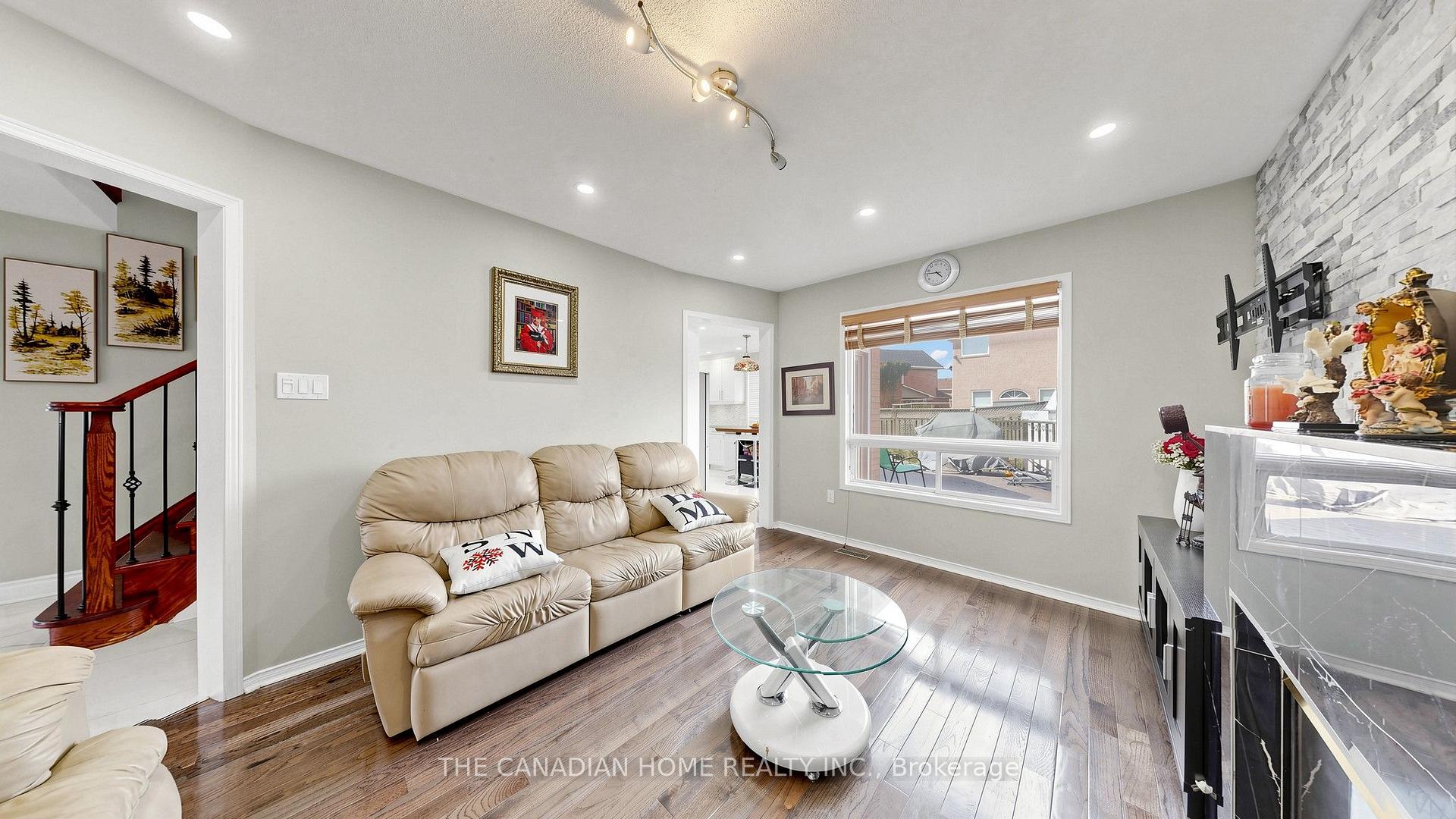 Photo 8 of 68 Banington Crescent, Brampton, Snelgrove — HOMEH