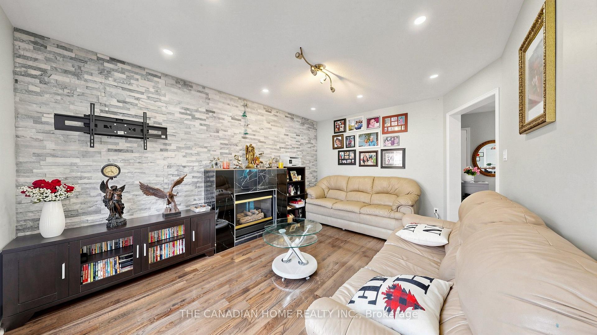 Photo 10 of 68 Banington Crescent, Brampton, Snelgrove — HOMEH