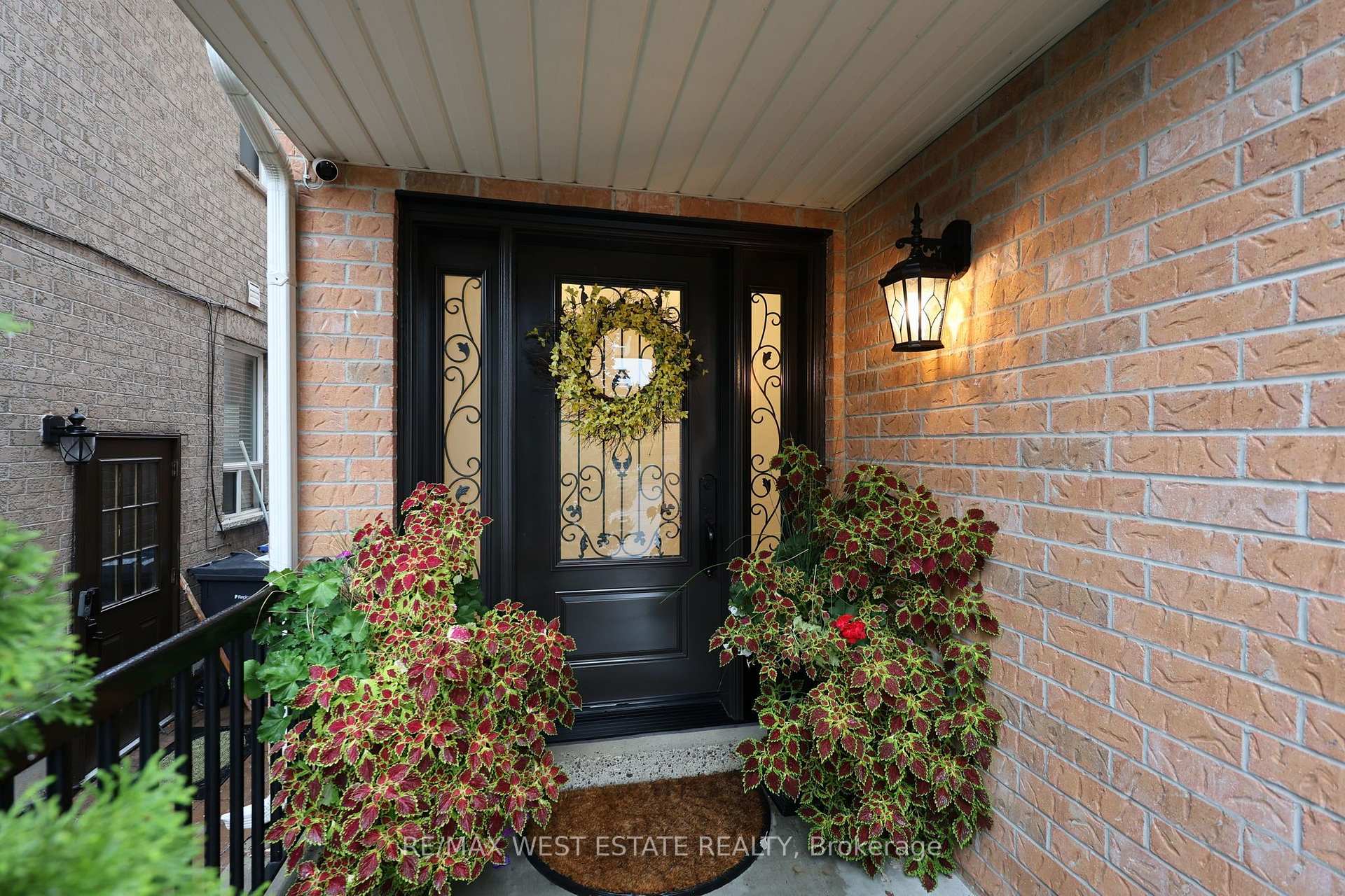 Photo 4 of 32 Ewart Street, Caledon, Bolton North — HOMEH