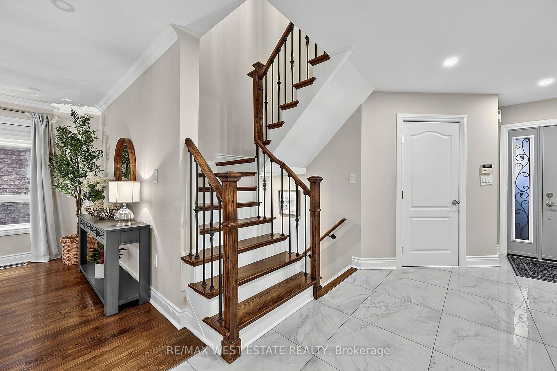 Photo 8 of 32 Ewart Street, Caledon, Bolton North — HOMEH