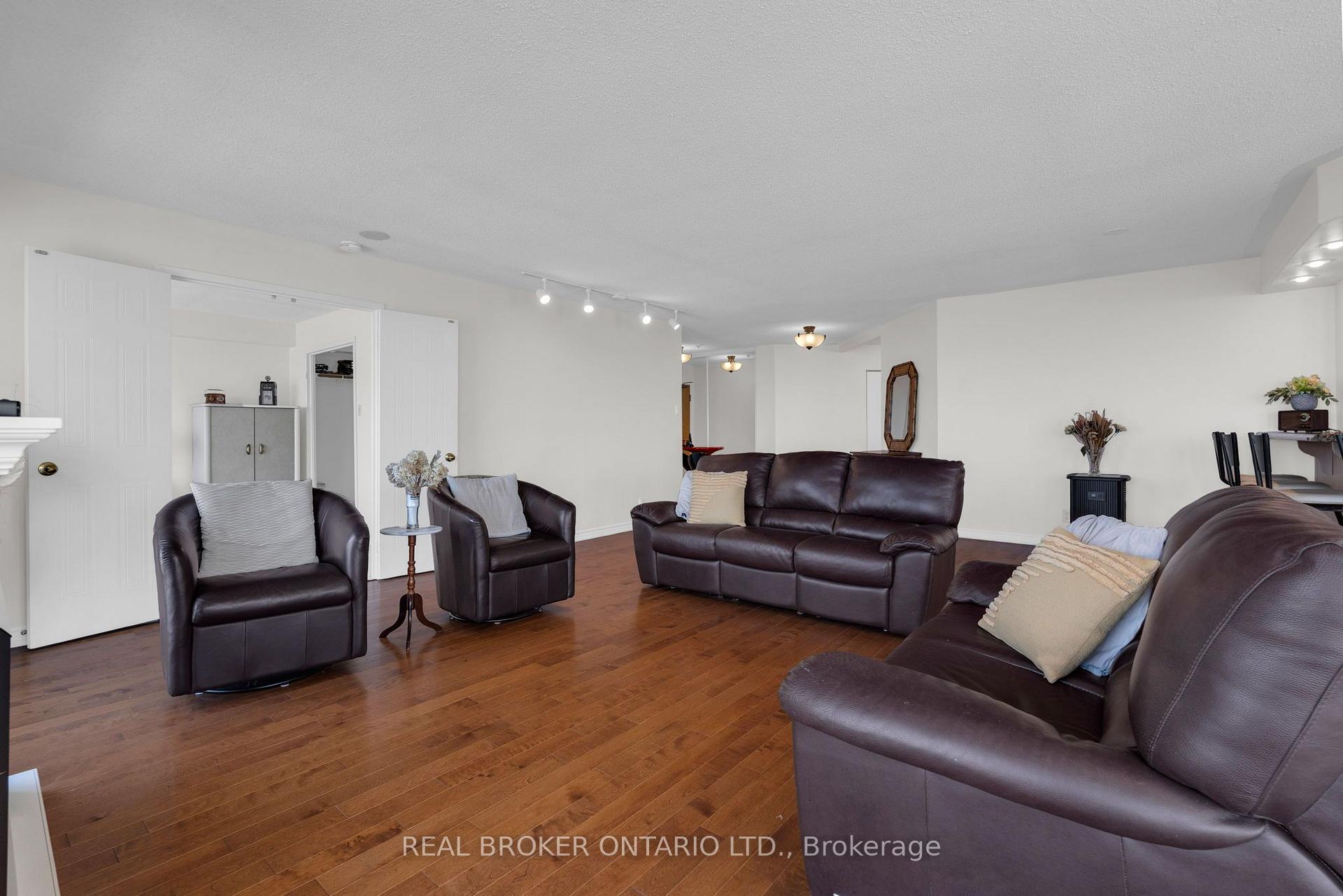 Photo 5 of Unit 903, 65 Ellen Street, Barrie, City Centre — HOMEH
