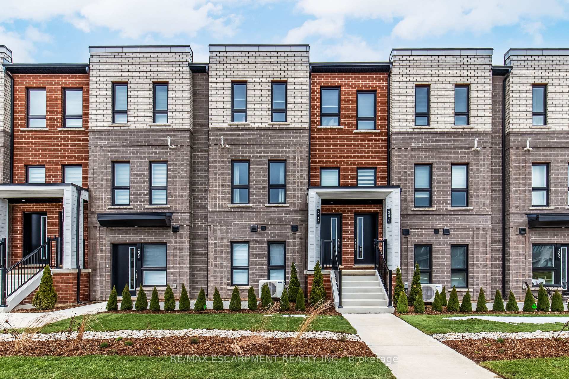 Photo 1 of Unit 2, 90 Skinner Road, Hamilton, Waterdown — HOMEH