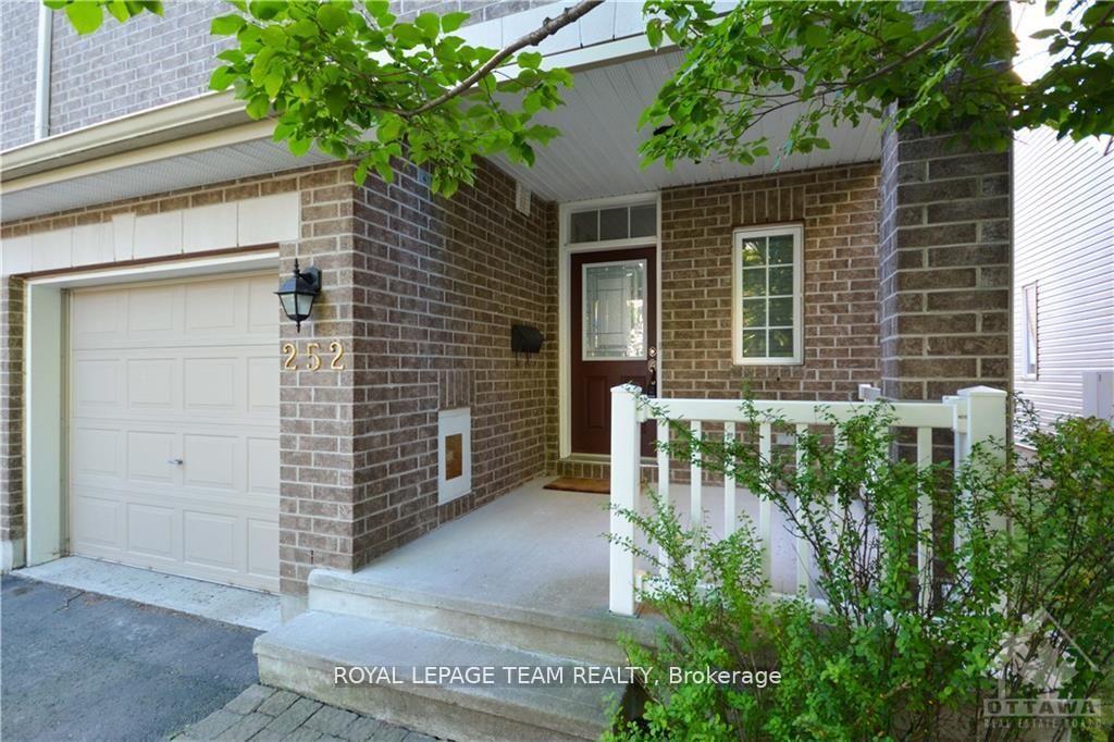 Photo 3 of 252 Tandalee Crescent, Ottawa, Kanata - Emerald Meadows/Trailwest — HOMEH