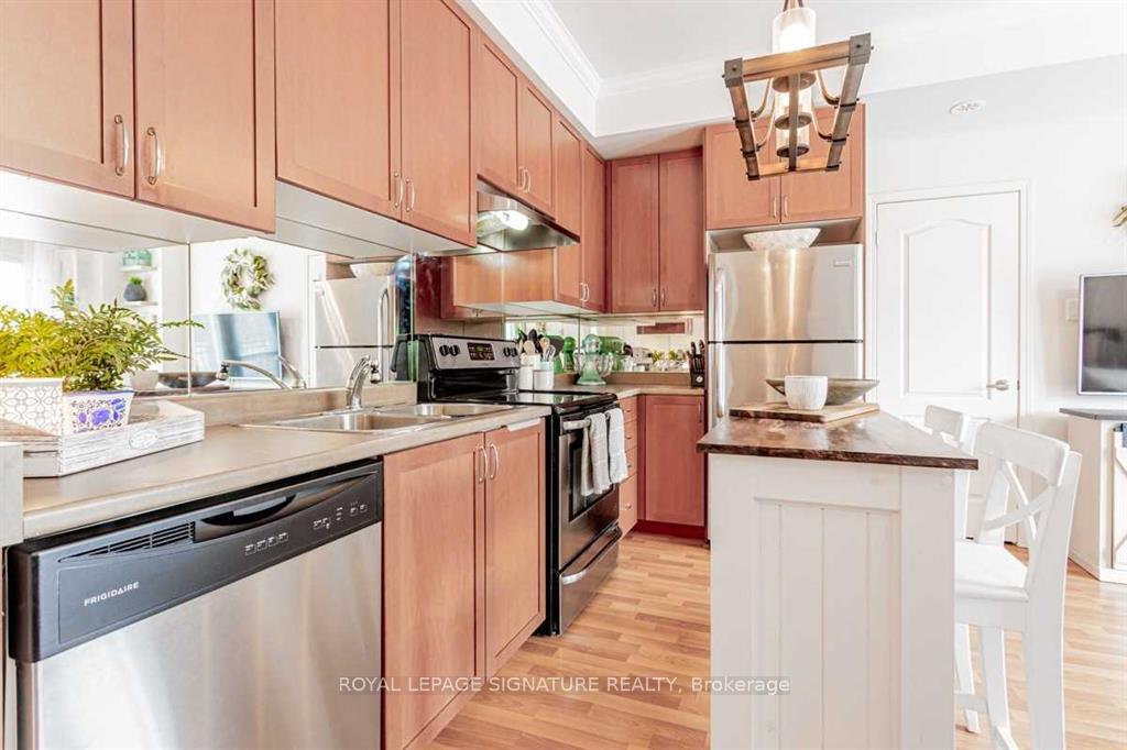 Photo 6 of Unit 2, 261 John Way W, Aurora, Bayview Wellington — HOMEH