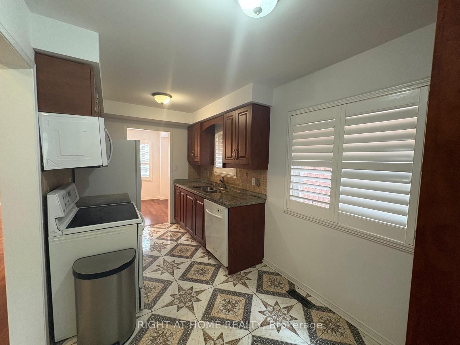 Photo 8 of 55 Sunley Crescent, Brampton, Fletcher's West — HOMEH
