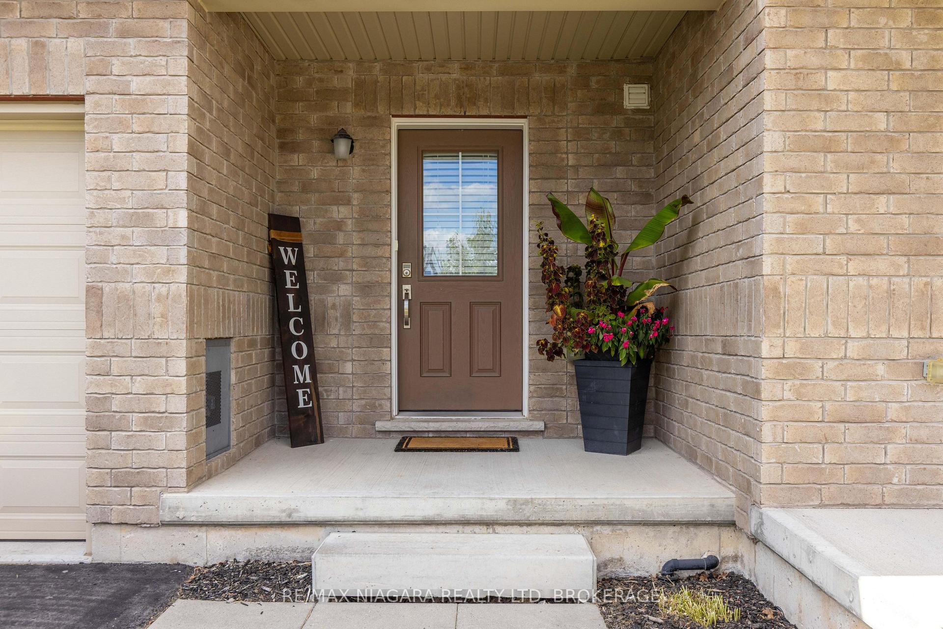 Photo 2 of 8073 Cole Court, Niagara Falls, Oldfield — HOMEH