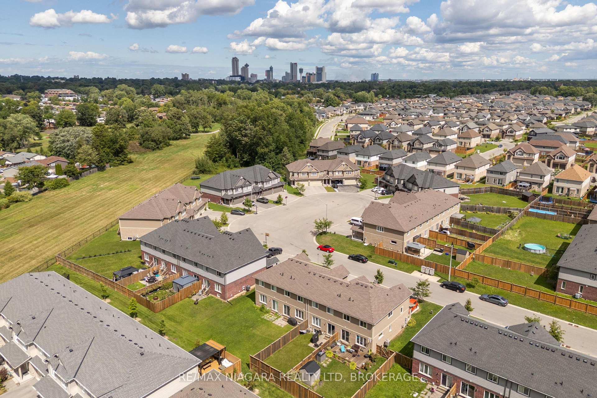 Photo 3 of 8073 Cole Court, Niagara Falls, Oldfield — HOMEH