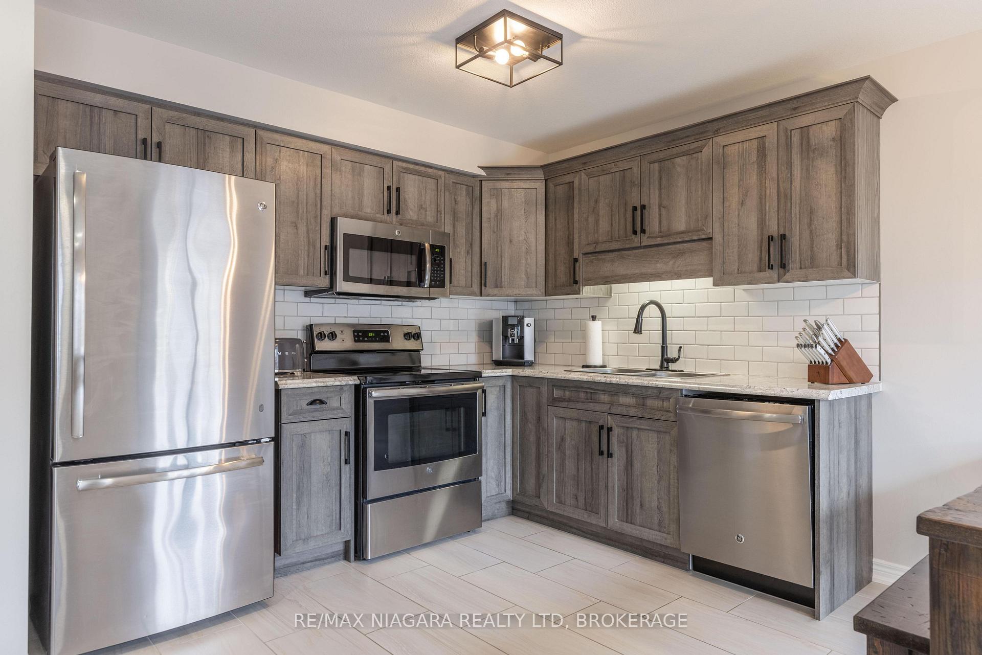 Photo 5 of 8073 Cole Court, Niagara Falls, Oldfield — HOMEH
