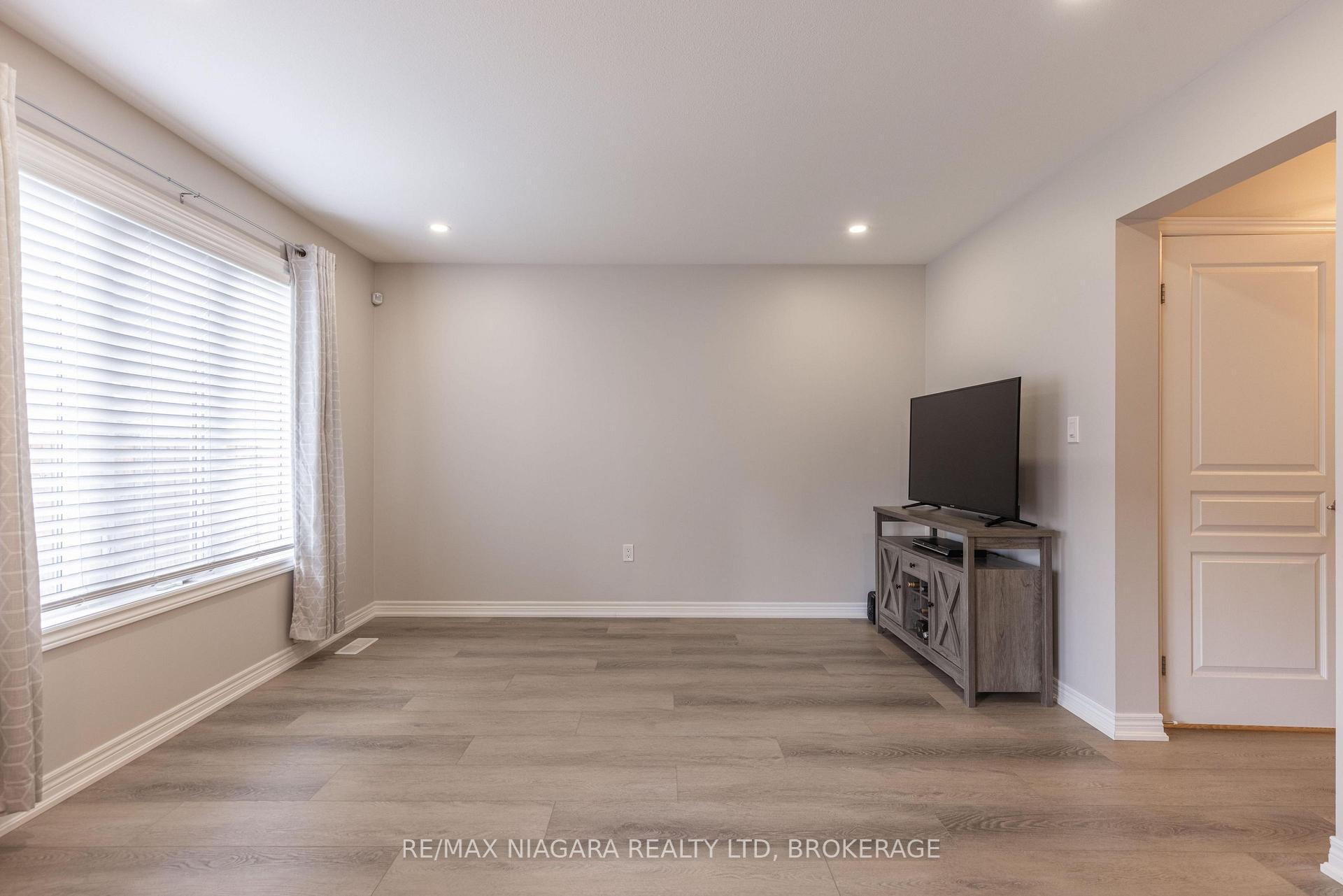 Photo 8 of 8073 Cole Court, Niagara Falls, Oldfield — HOMEH