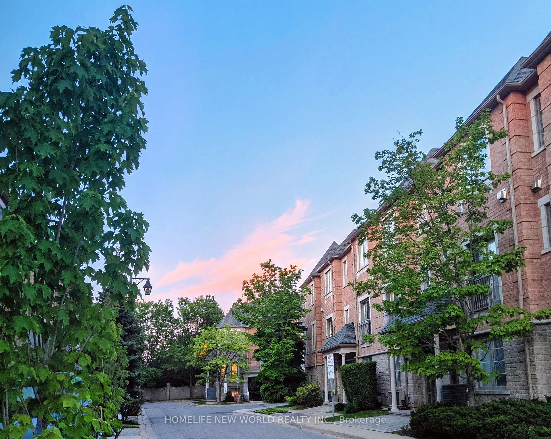 Photo 4 of Unit 38, 9133 Bayview Avenue, Richmond Hill, Doncrest — HOMEH