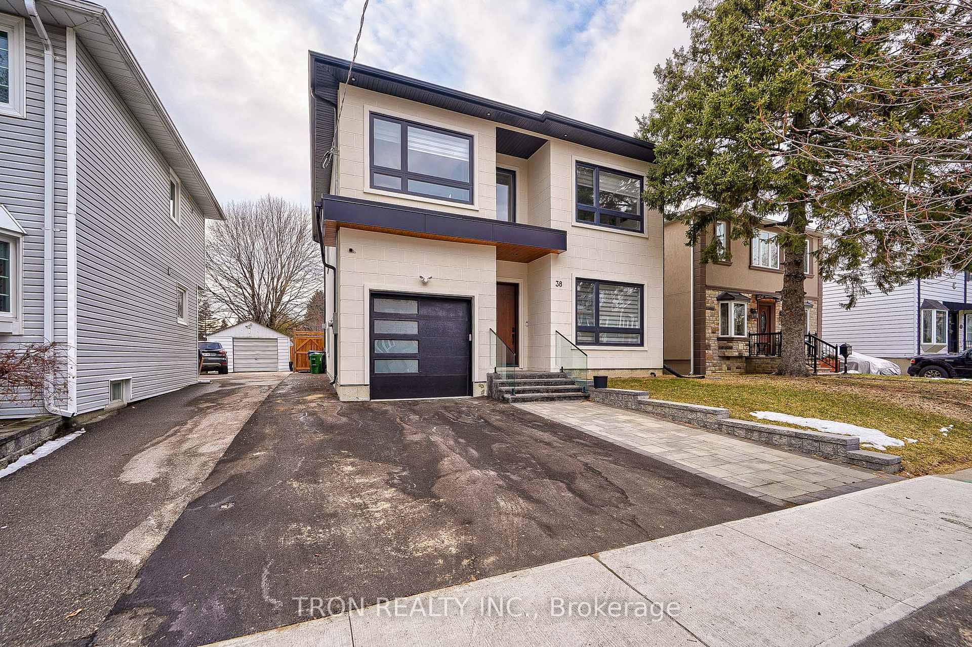 Photo 2 of 38 Uno Drive, Etobicoke, Stonegate-Queensway — HOMEH