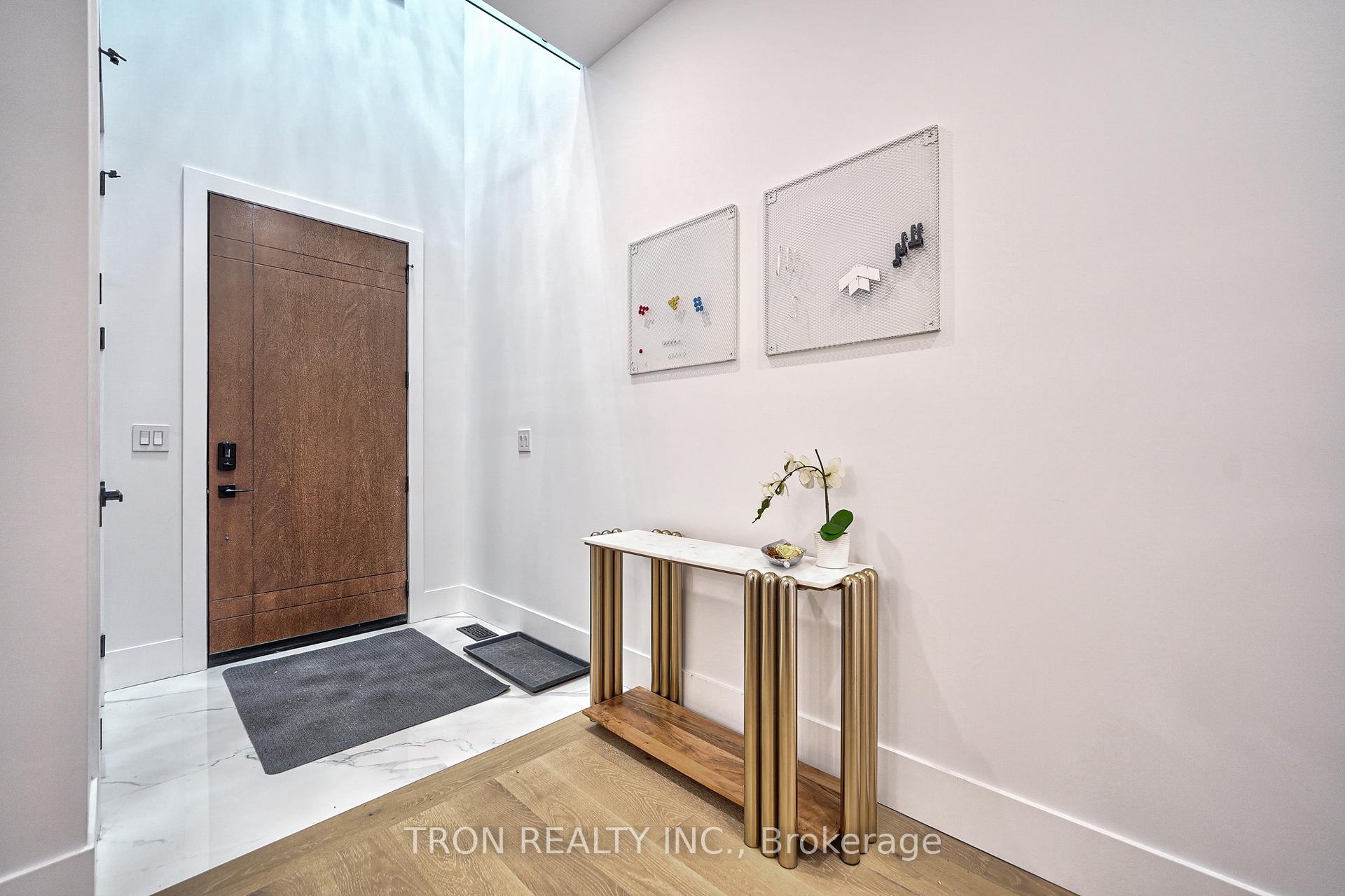 Photo 3 of 38 Uno Drive, Etobicoke, Stonegate-Queensway — HOMEH