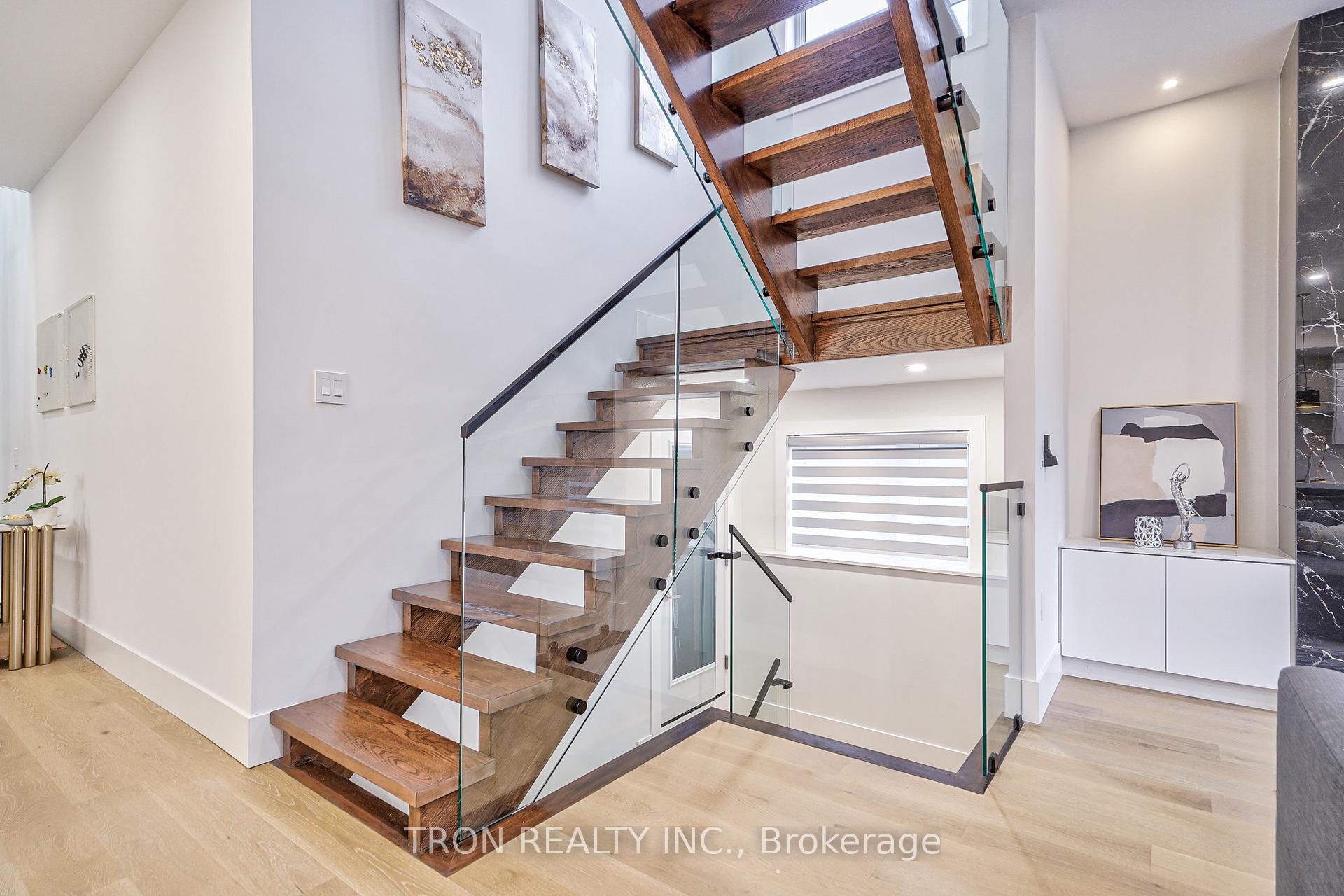 Photo 10 of 38 Uno Drive, Etobicoke, Stonegate-Queensway — HOMEH