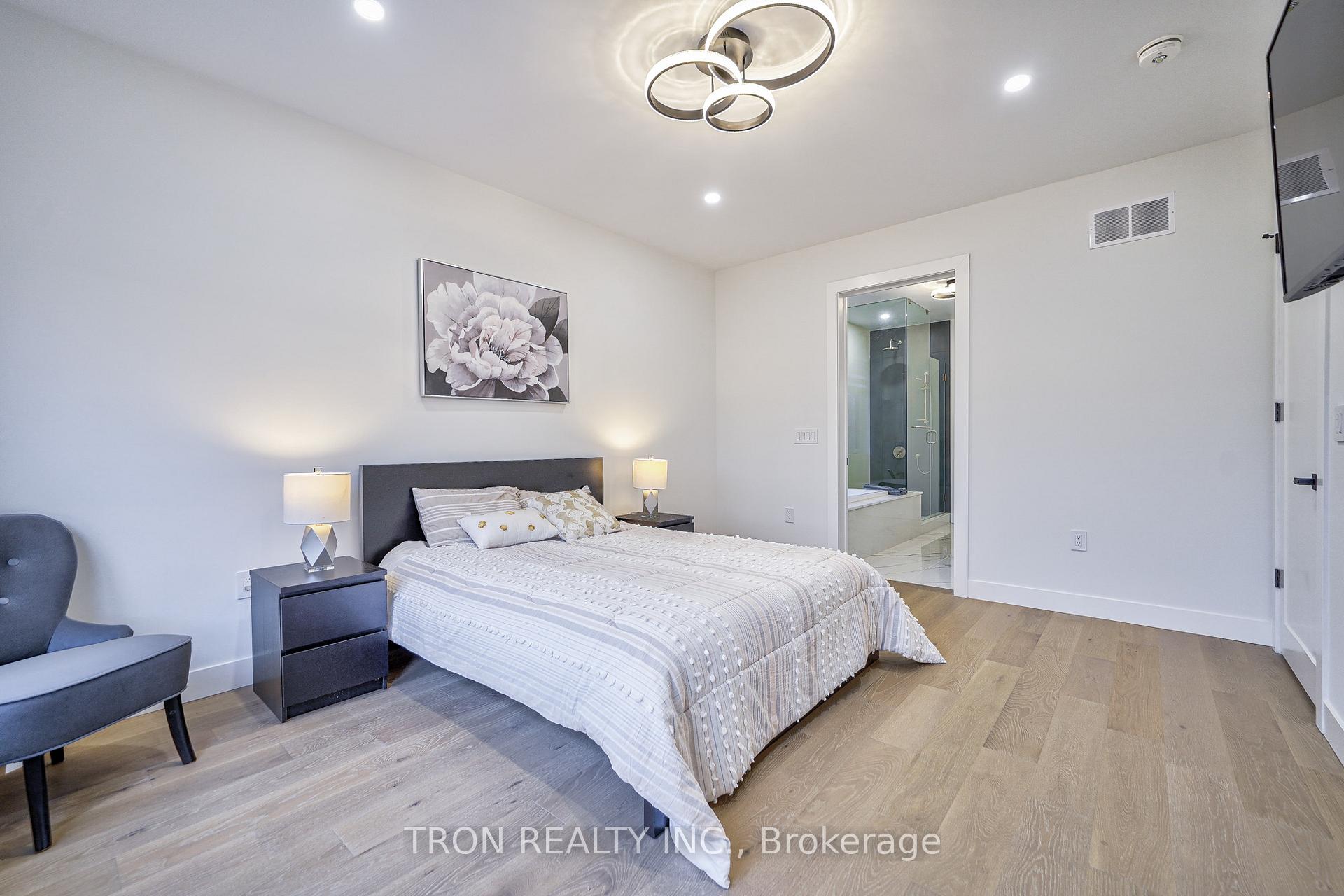 Photo 21 of 38 Uno Drive, Etobicoke, Stonegate-Queensway — HOMEH