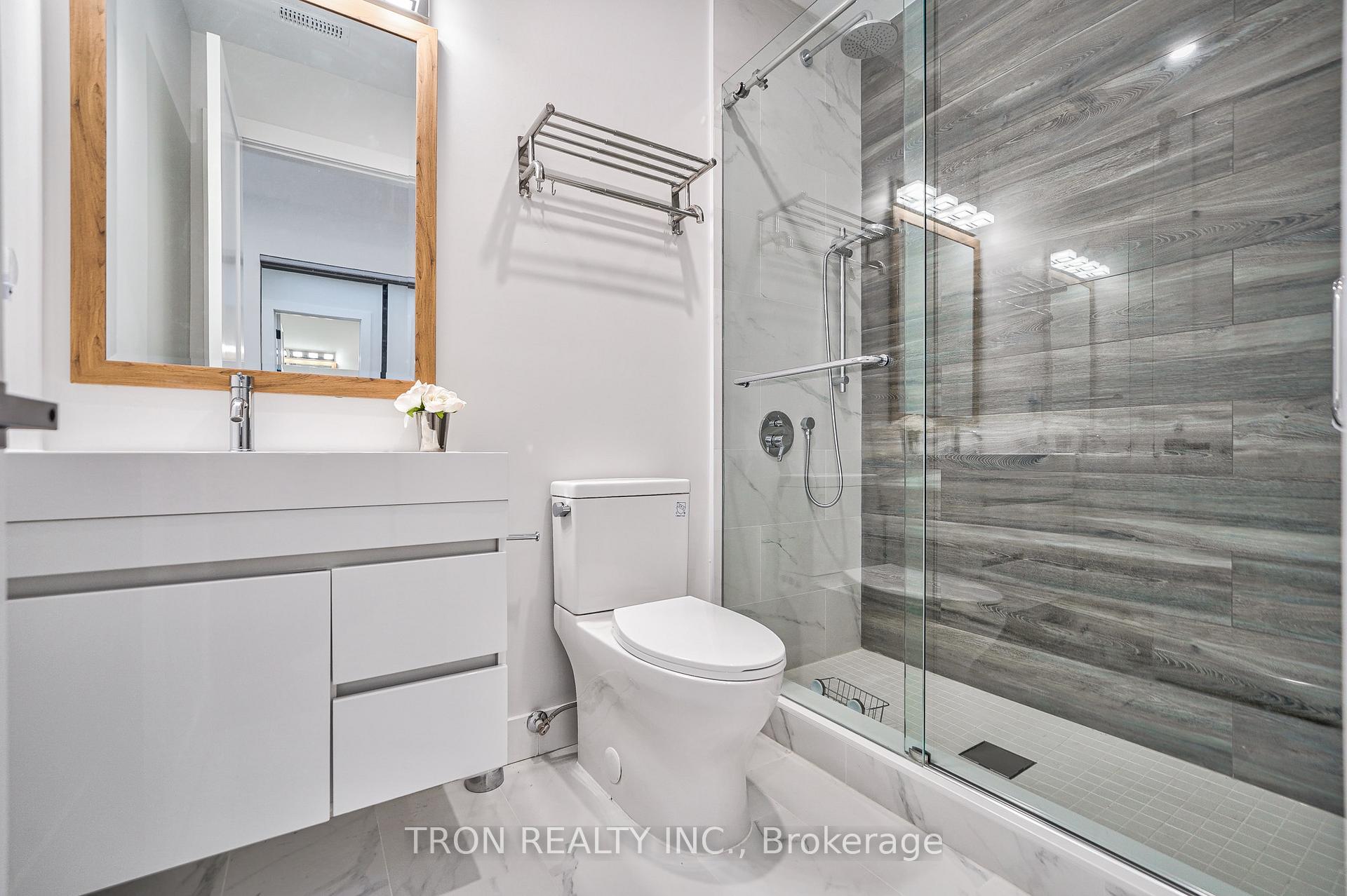 Photo 31 of 38 Uno Drive, Etobicoke, Stonegate-Queensway — HOMEH