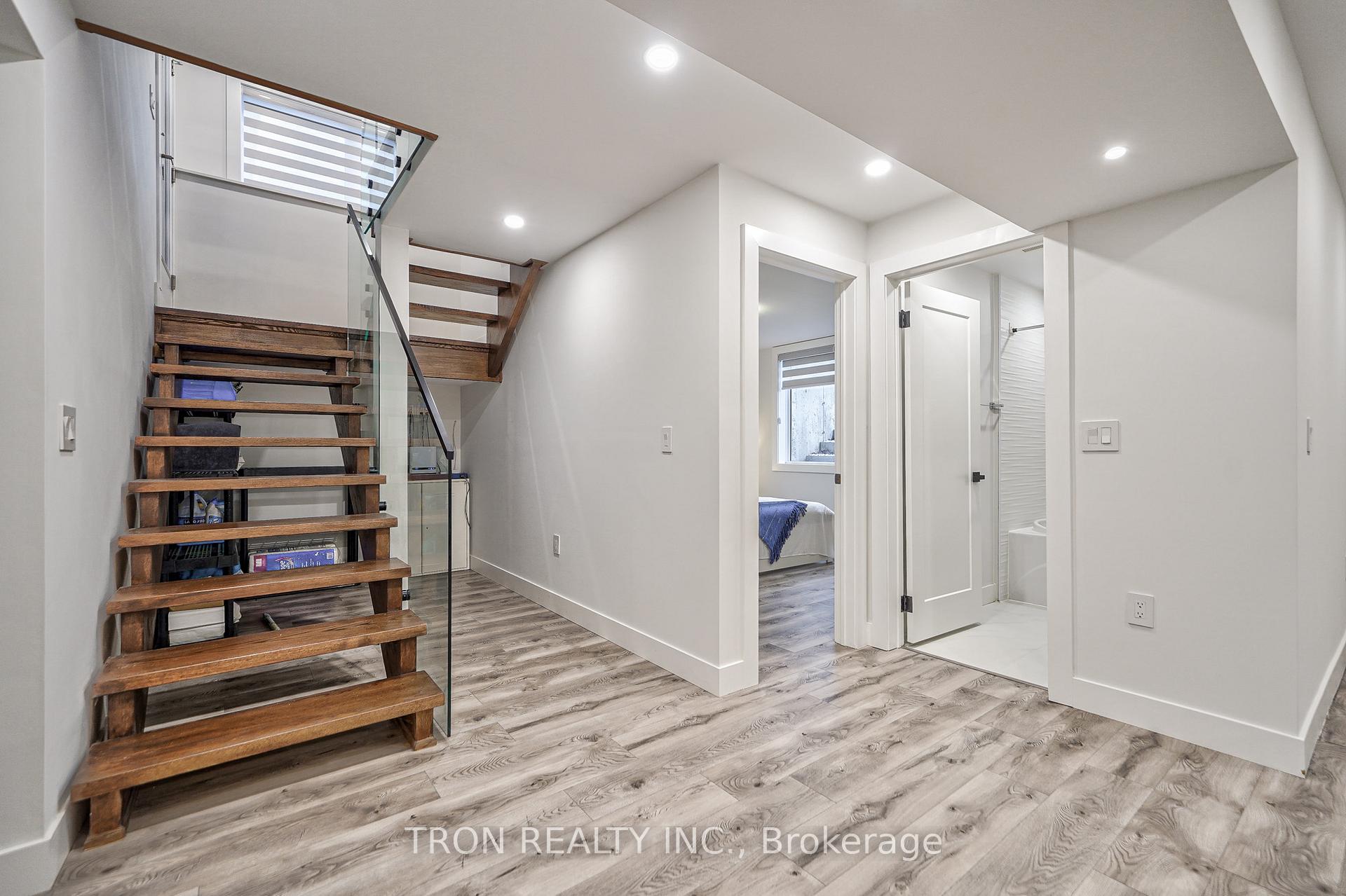Photo 32 of 38 Uno Drive, Etobicoke, Stonegate-Queensway — HOMEH